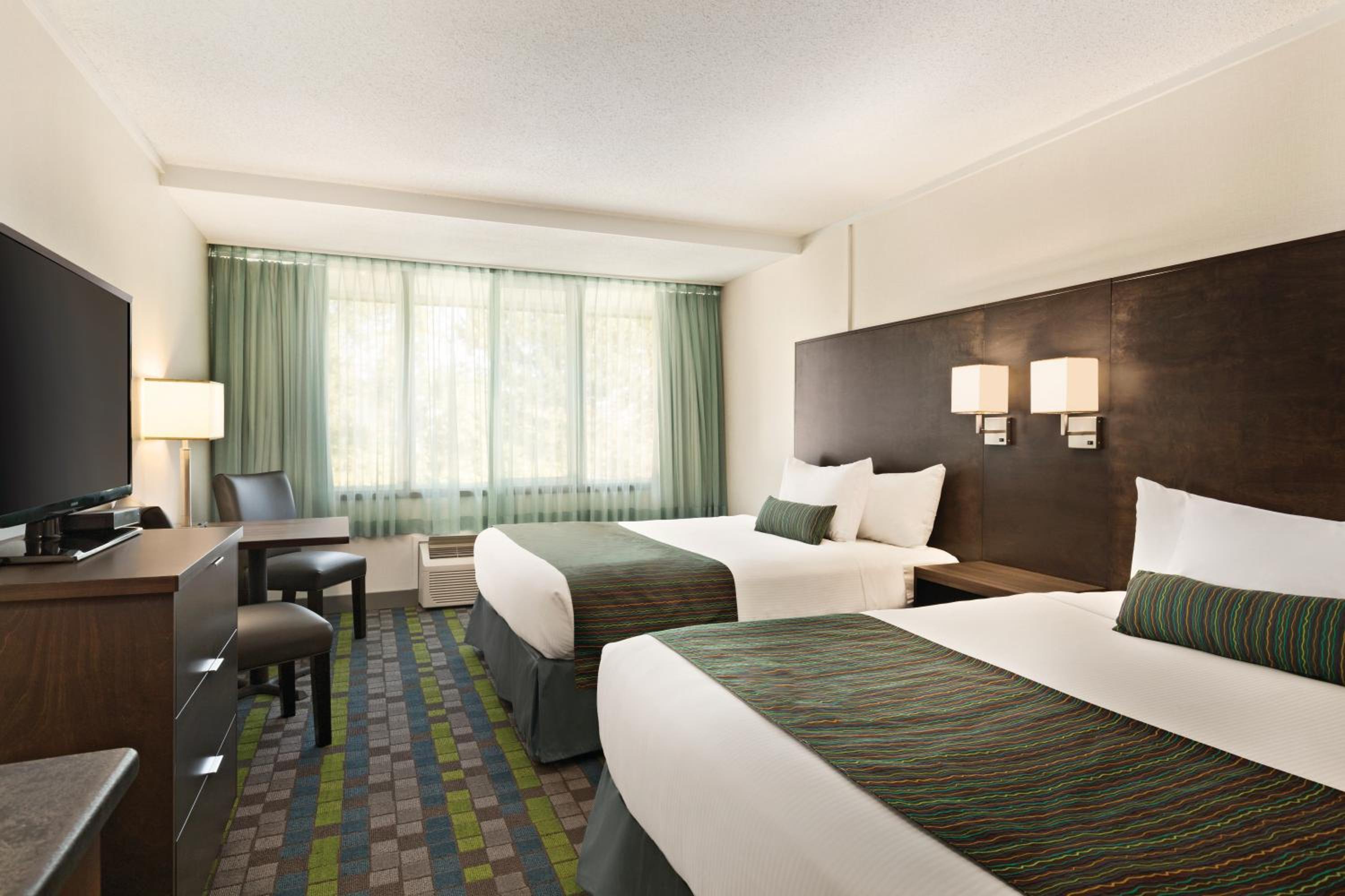 Queen Room with Two Queen Beds - Ground Floor/Non-Smoking - Photo 6