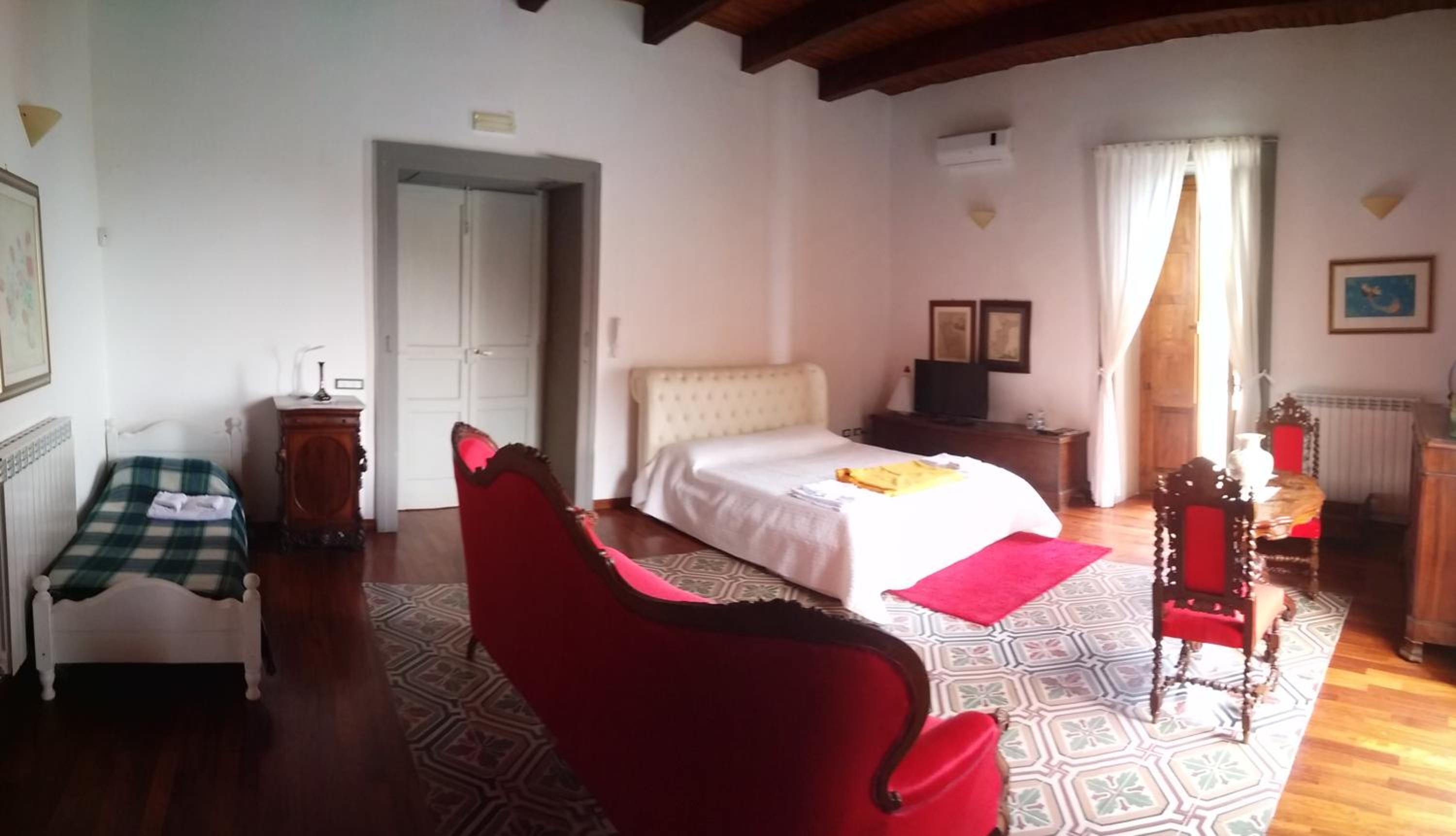 Deluxe Room (2 Adults + 1 Child) photo 1