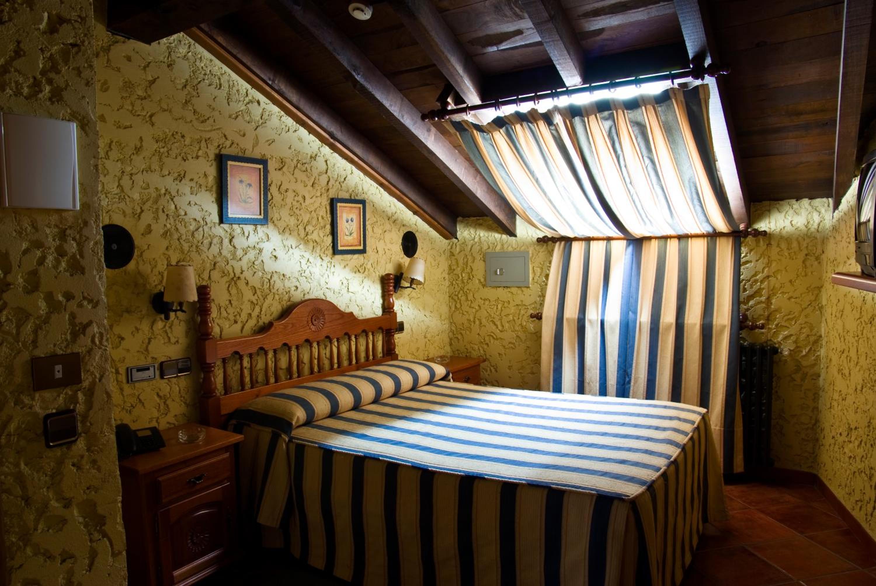 Standard Double or Twin Room - Photo 1