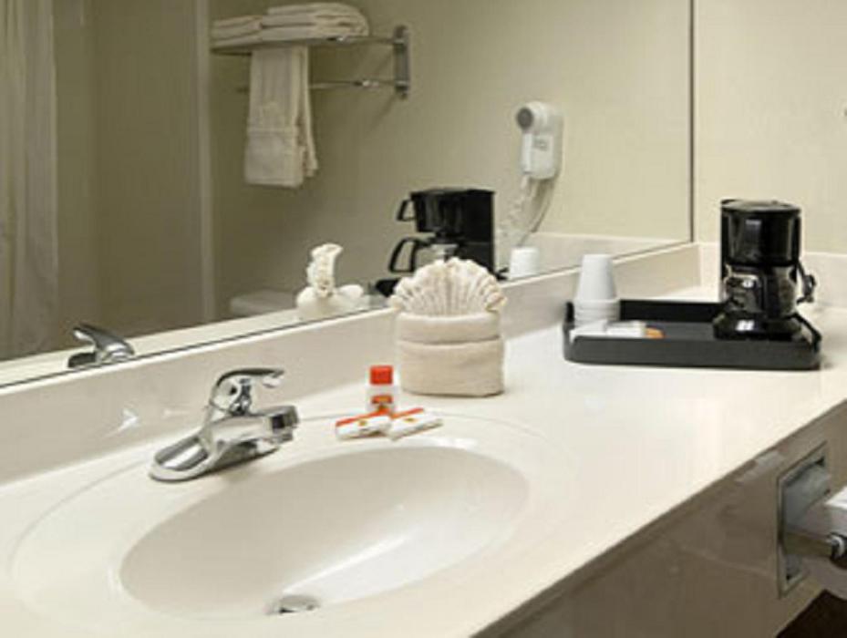 King Room with Roll-In Shower - Mobility/Hearing Accessible - Non-Smoking - Photo 2