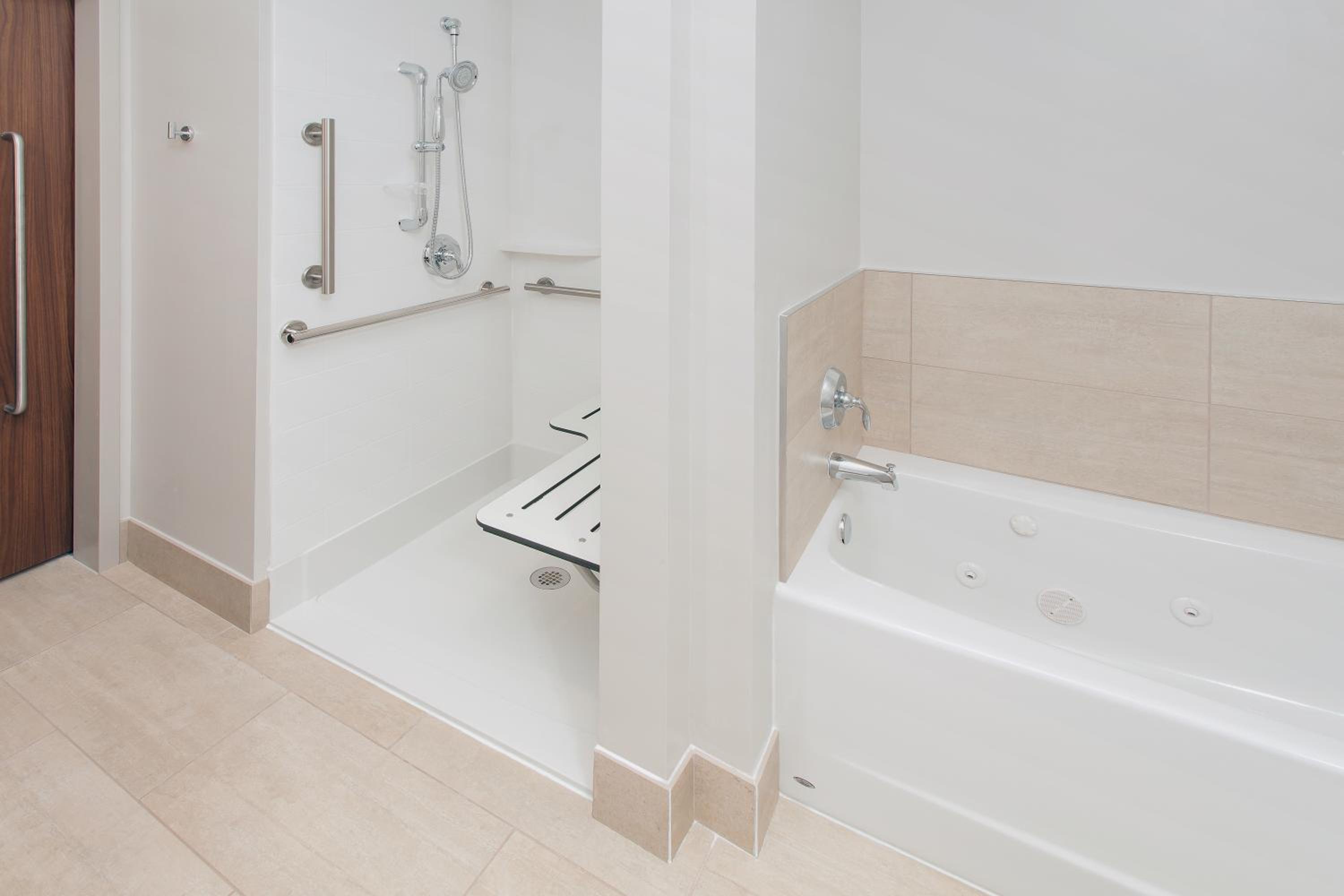 Suite with Mobility Accessible Tub - Non-Smoking