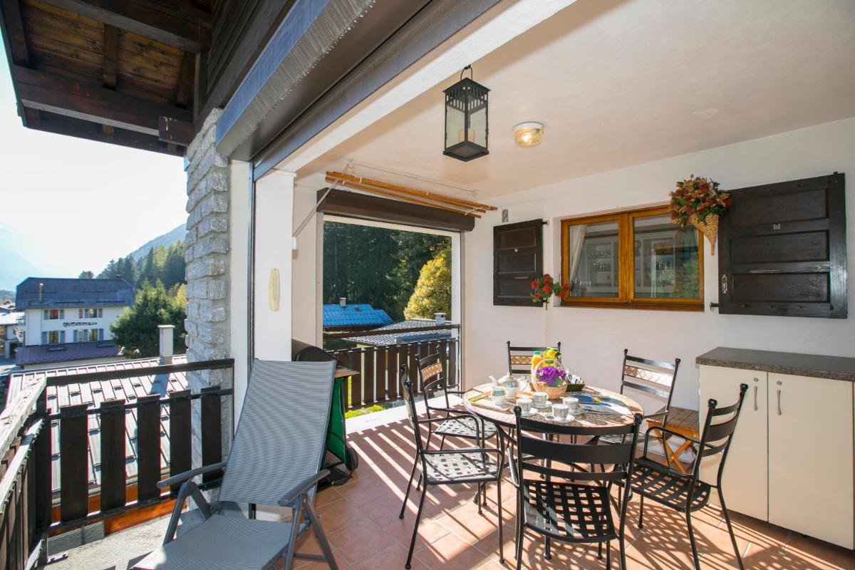 Apartment with Mountain View