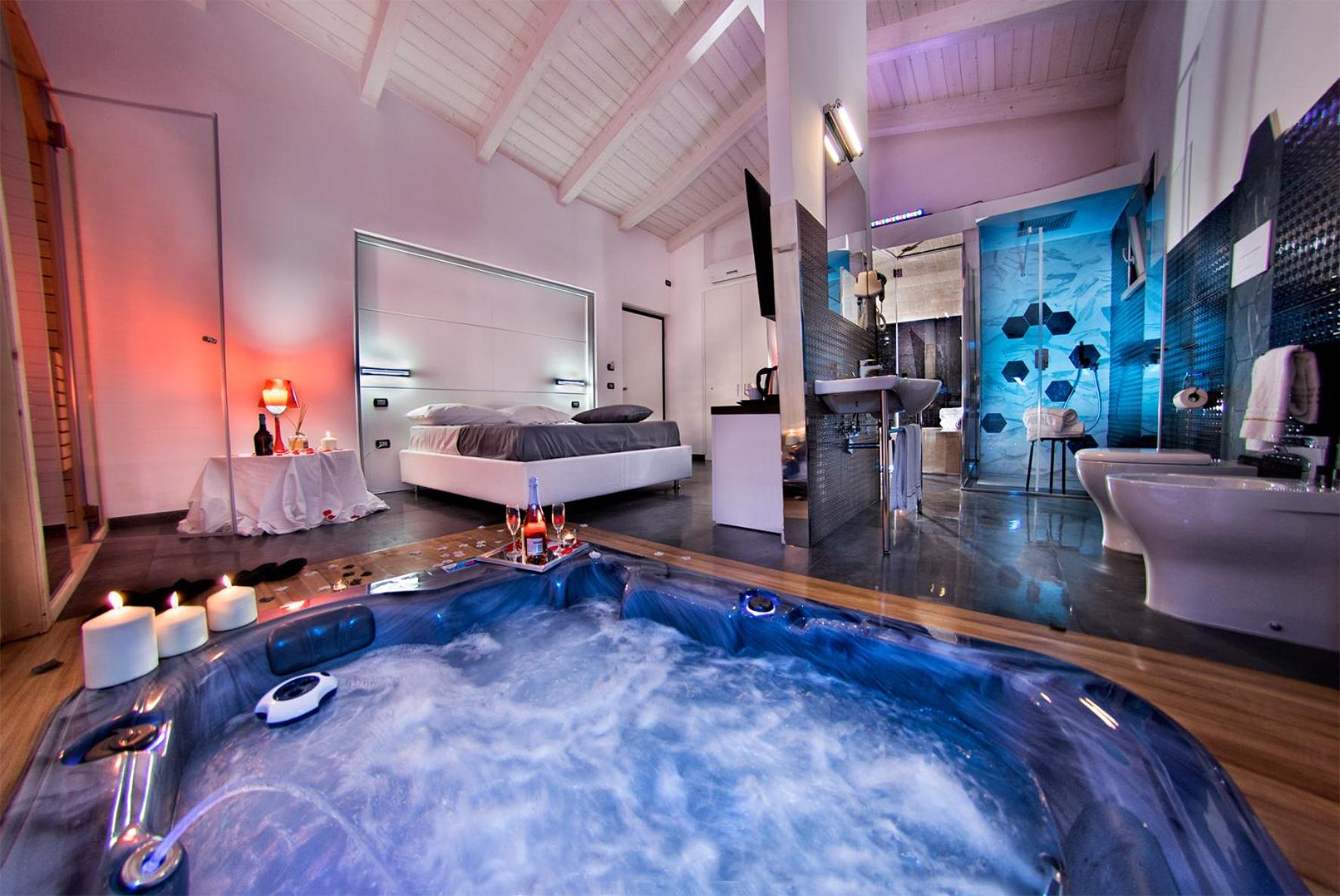 Suite with Spa Access photo 3
