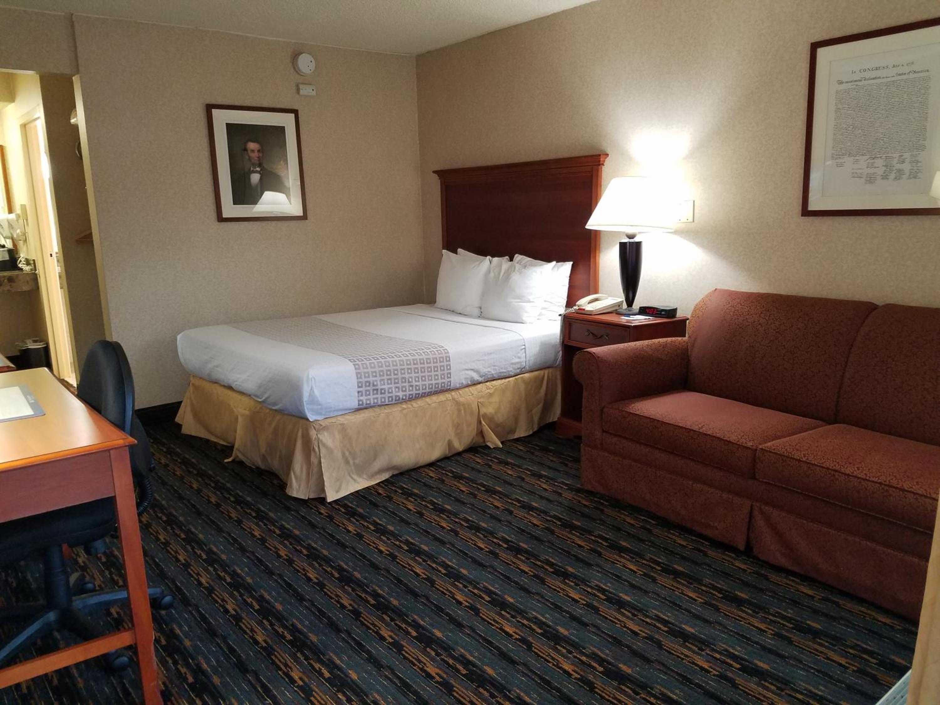 Queen Room With Sofa Bed - Disability Access/Non-Smoking photo 3