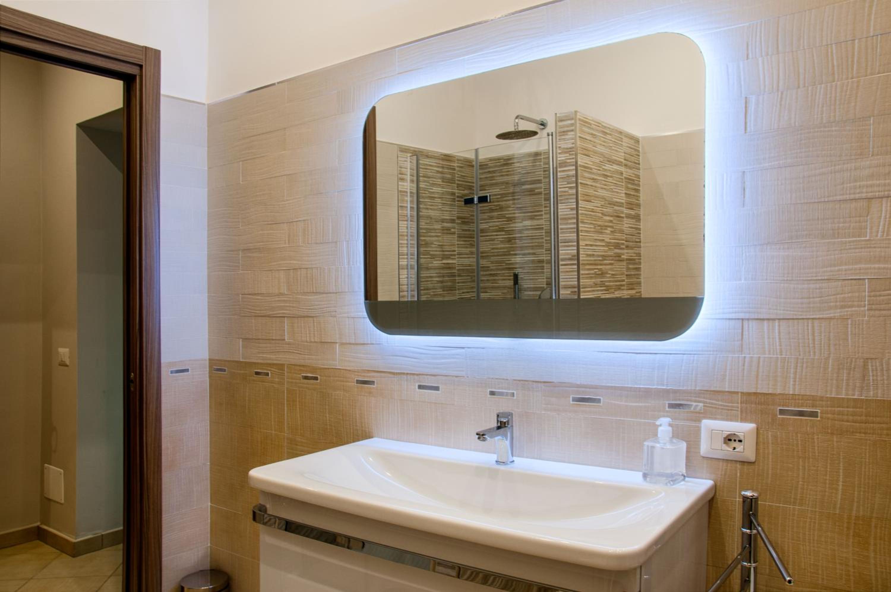 Quadruple Room with Private Bathroom - Photo 5