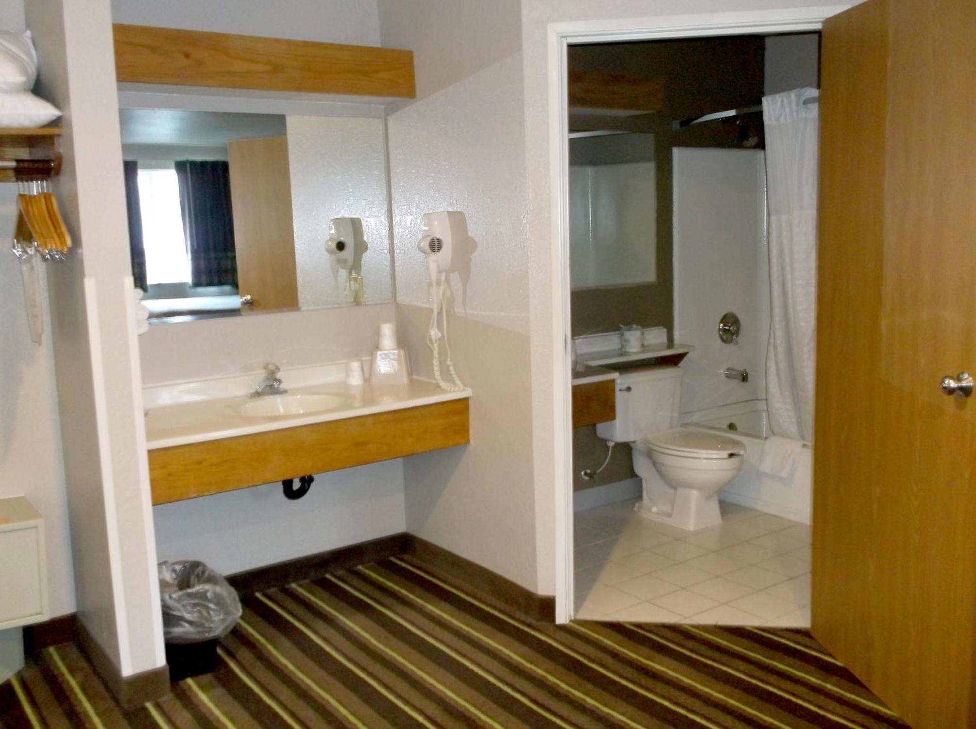 Deluxe King Studio Suite - Non-Smoking - Photo 3