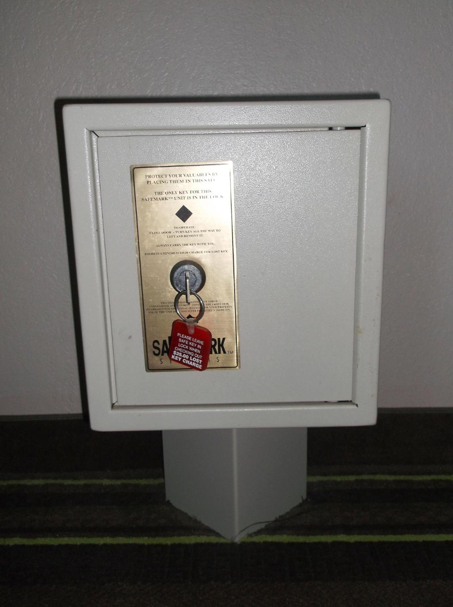 King Room - Non-Smoking - Photo 4