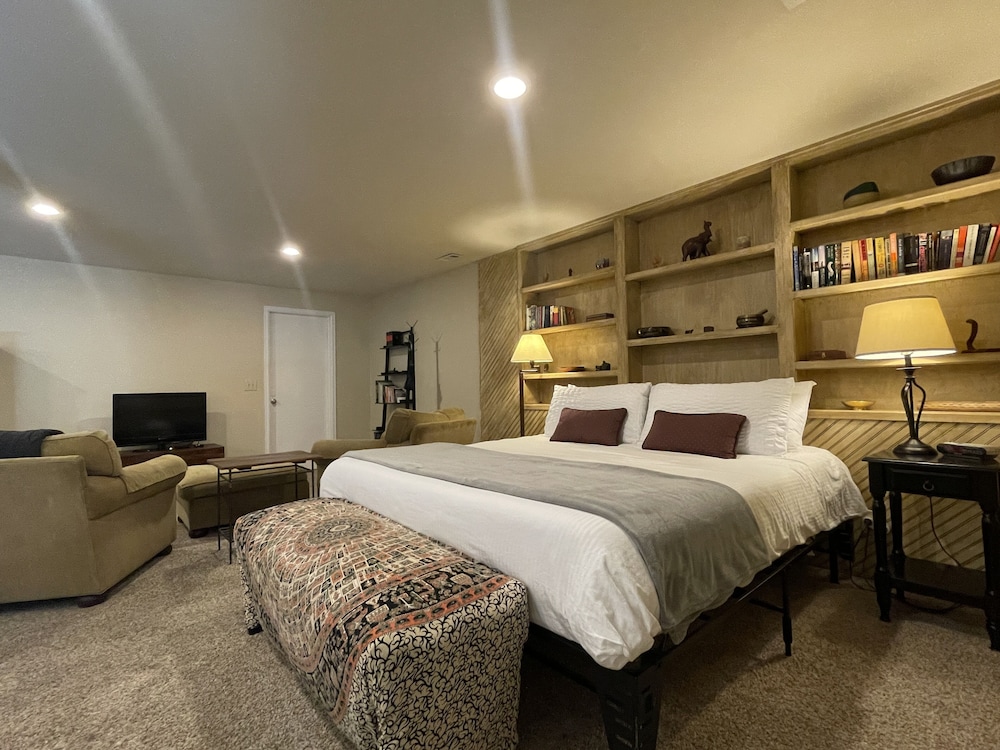 Apartment, 1 King Bed, Hot Tub, Garden View (579 Spindrift Ct Unit B) photo 2