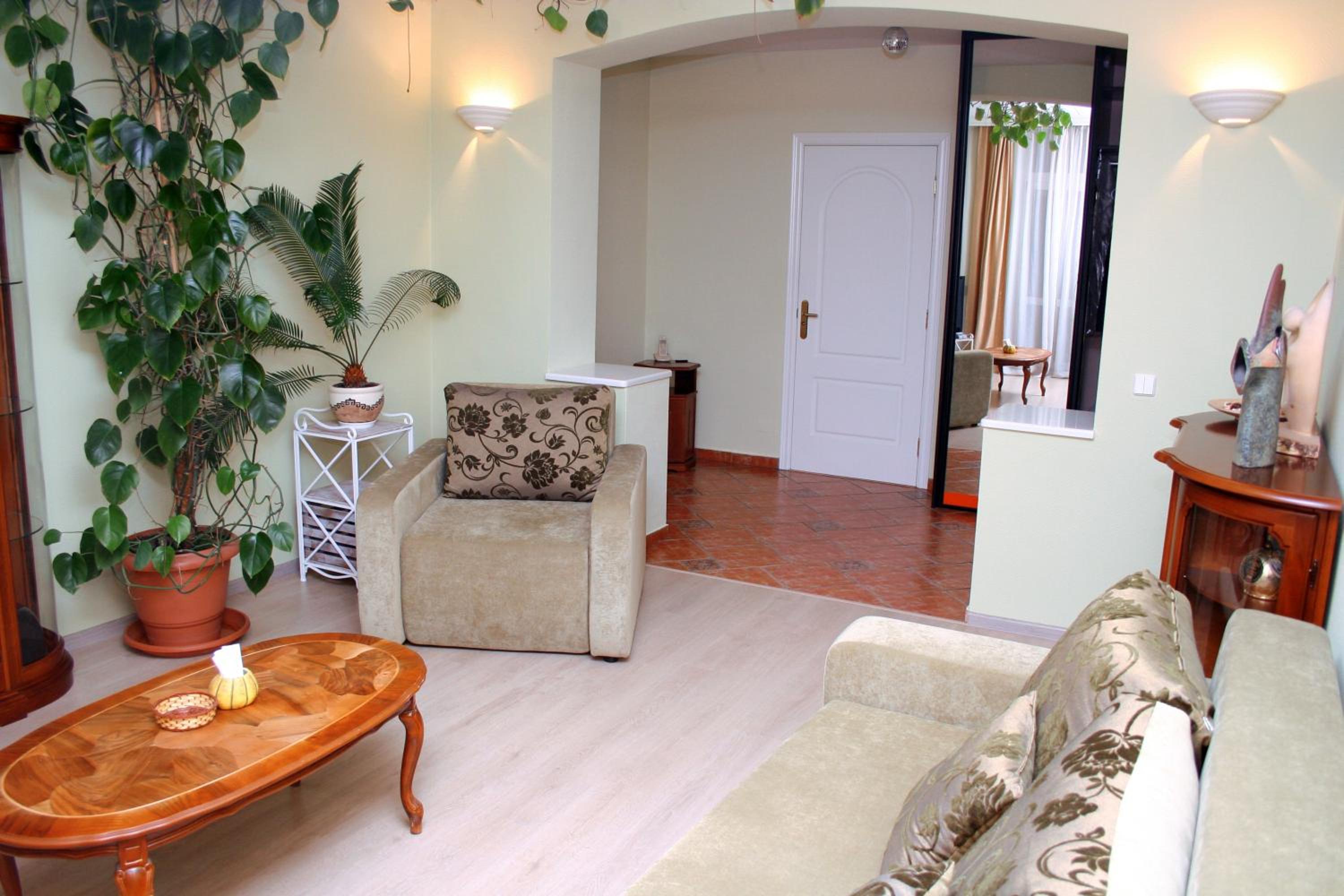 Deluxe Two-Bedroom Apartment with City View - Mykhailivska Street 2