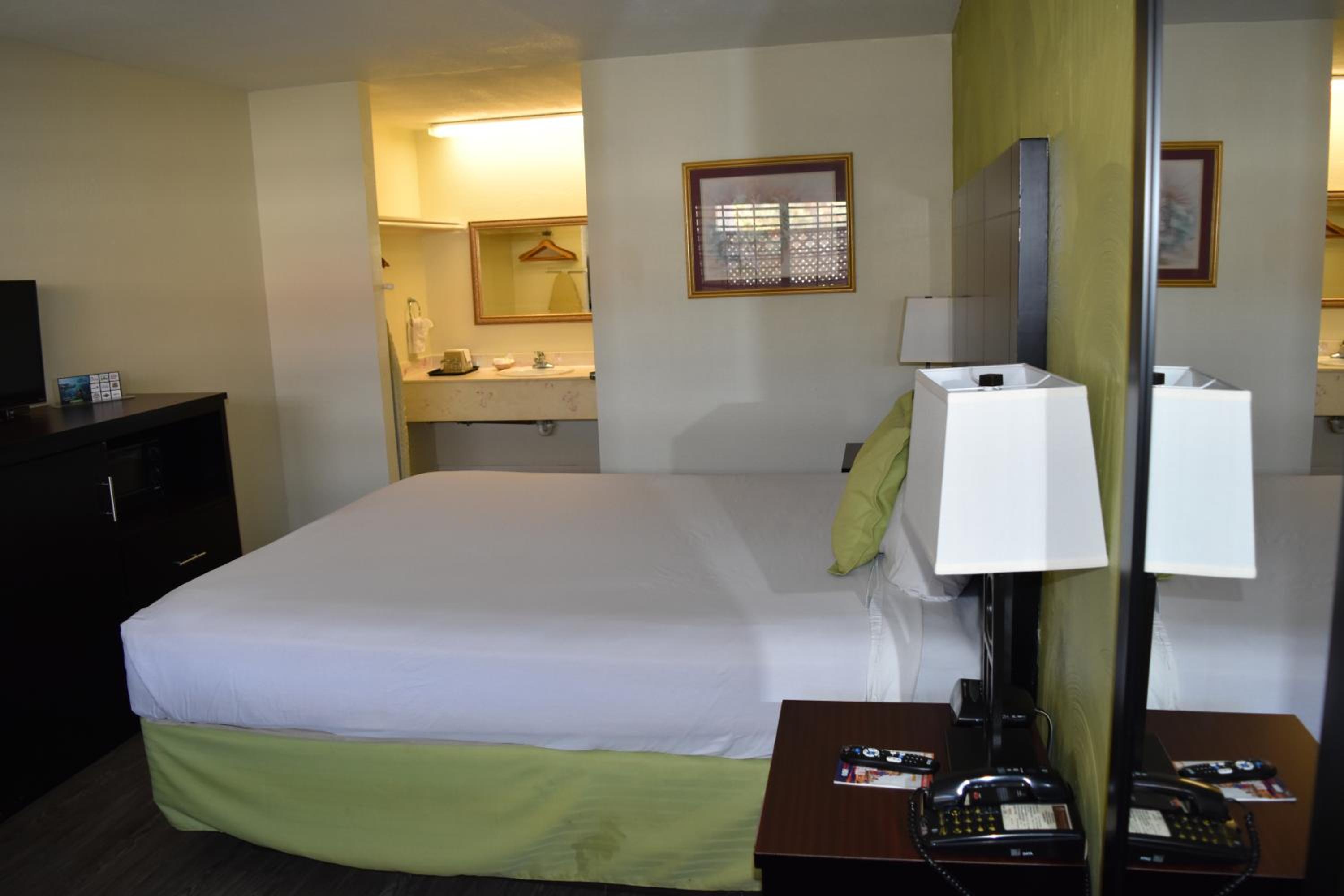 Standard King Room - Photo 4