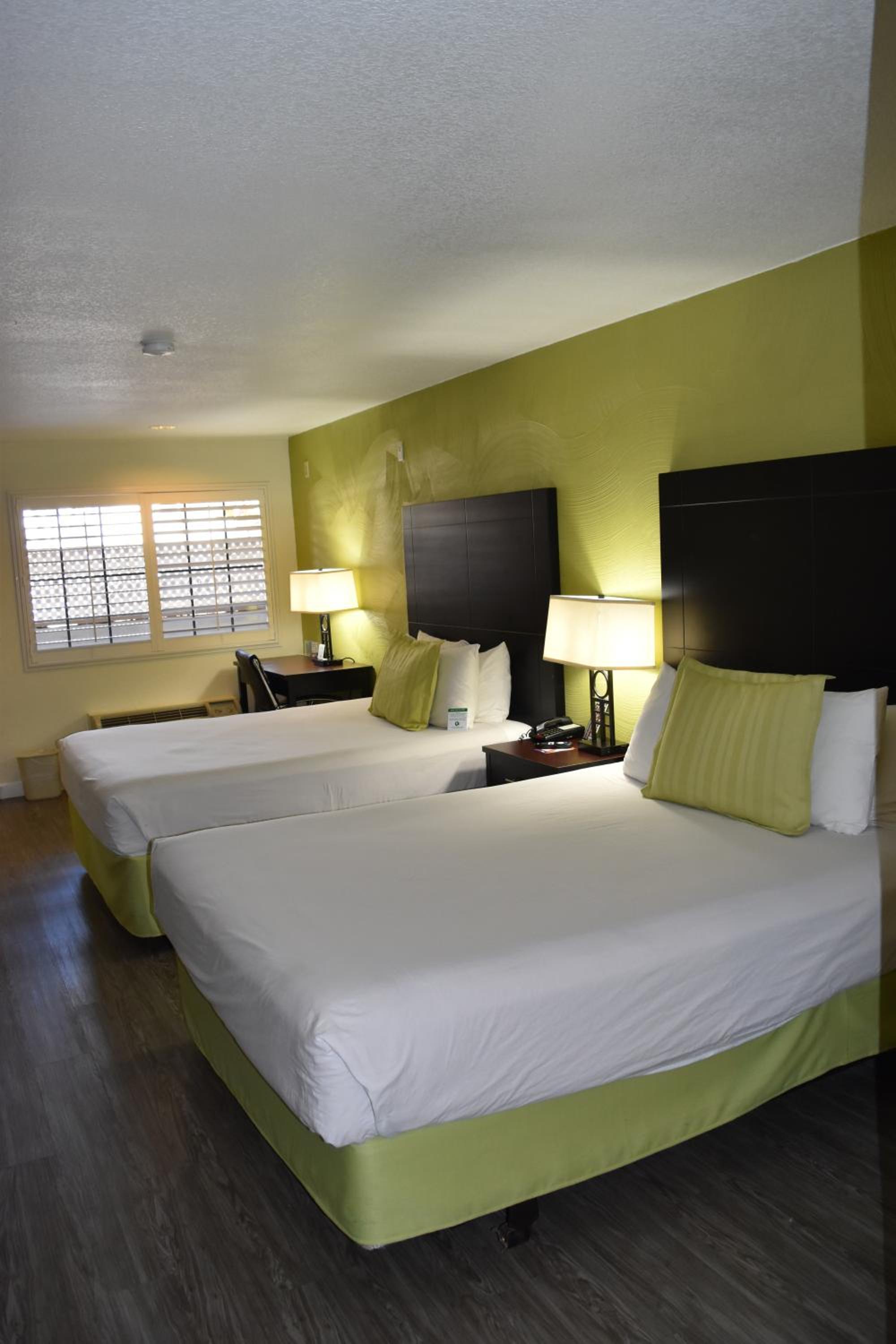 Queen Room with Two Queen Beds - Photo 3