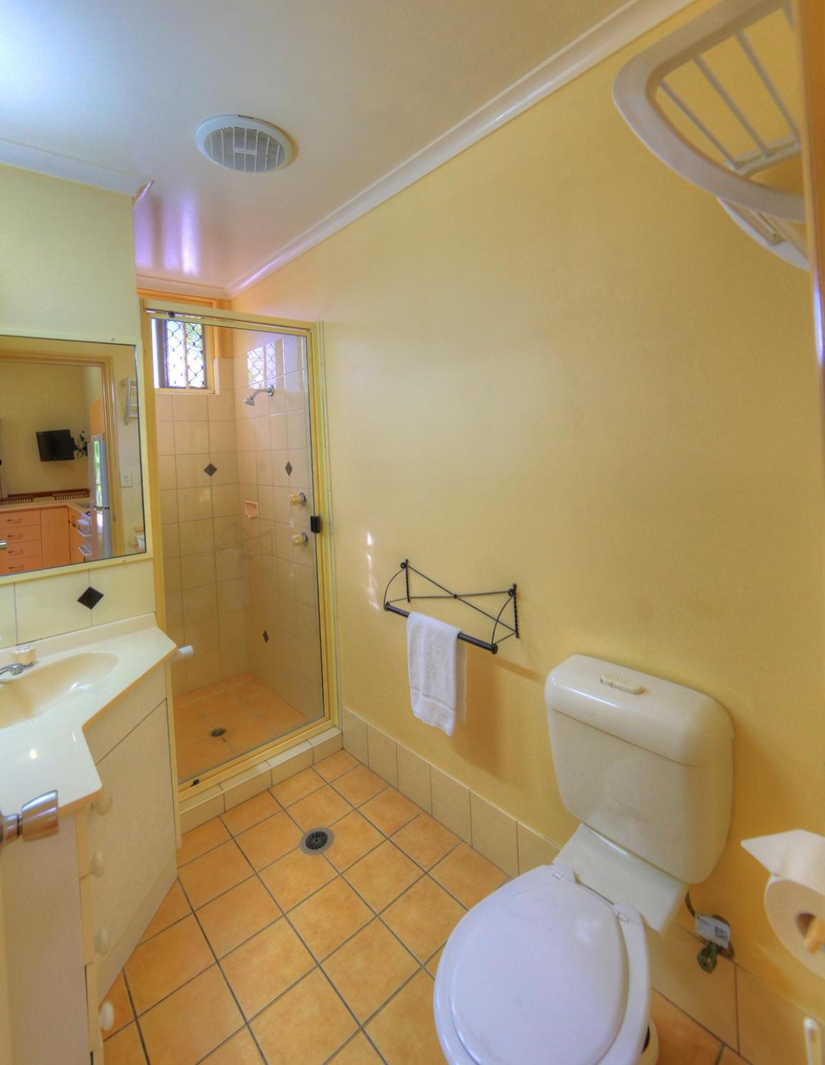 Budget One-Bedroom Cabin (with Private External Bathroom) photo 2