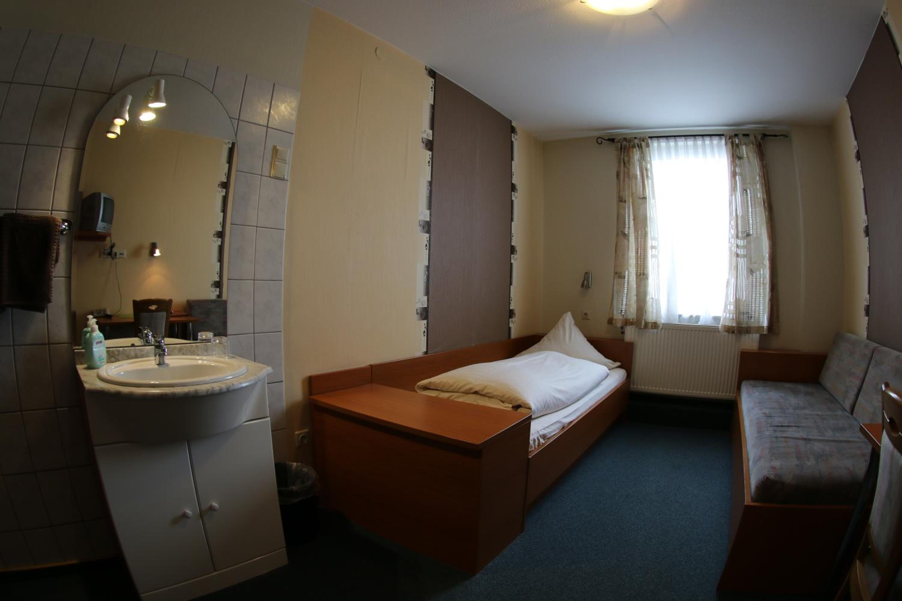 Single Room with Shared Bathroom photo 1