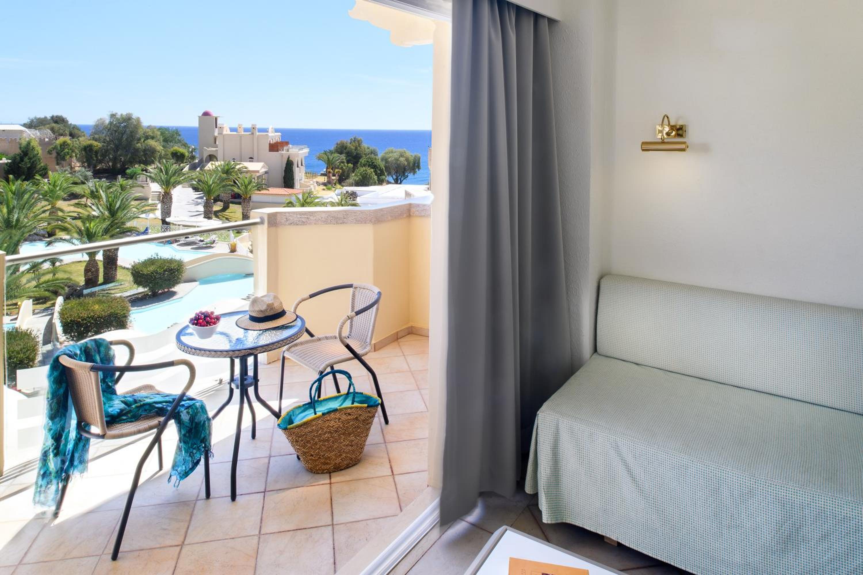 Family Room with Sea View - Photo 2