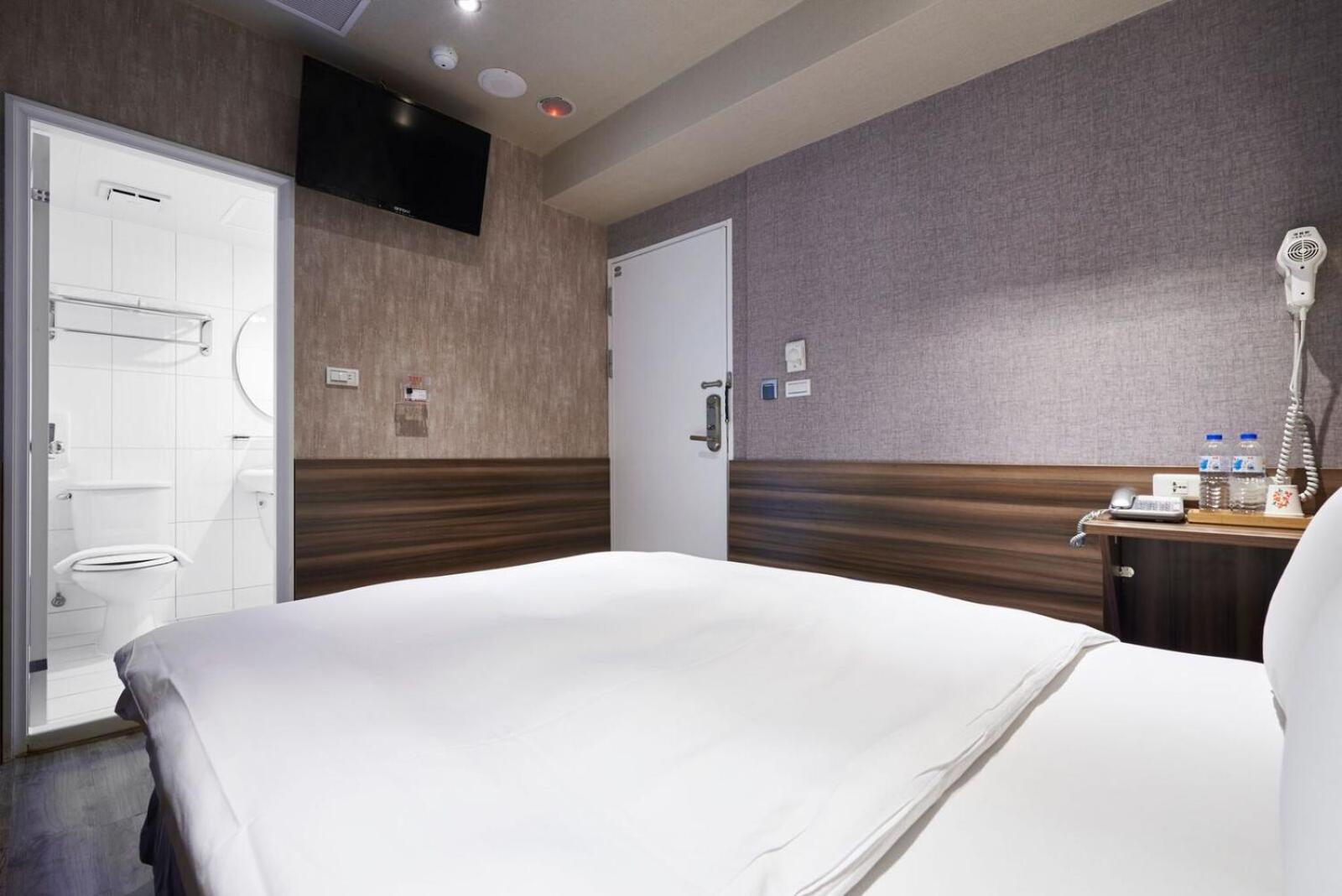 Standard Double Room (No Window) photo 3