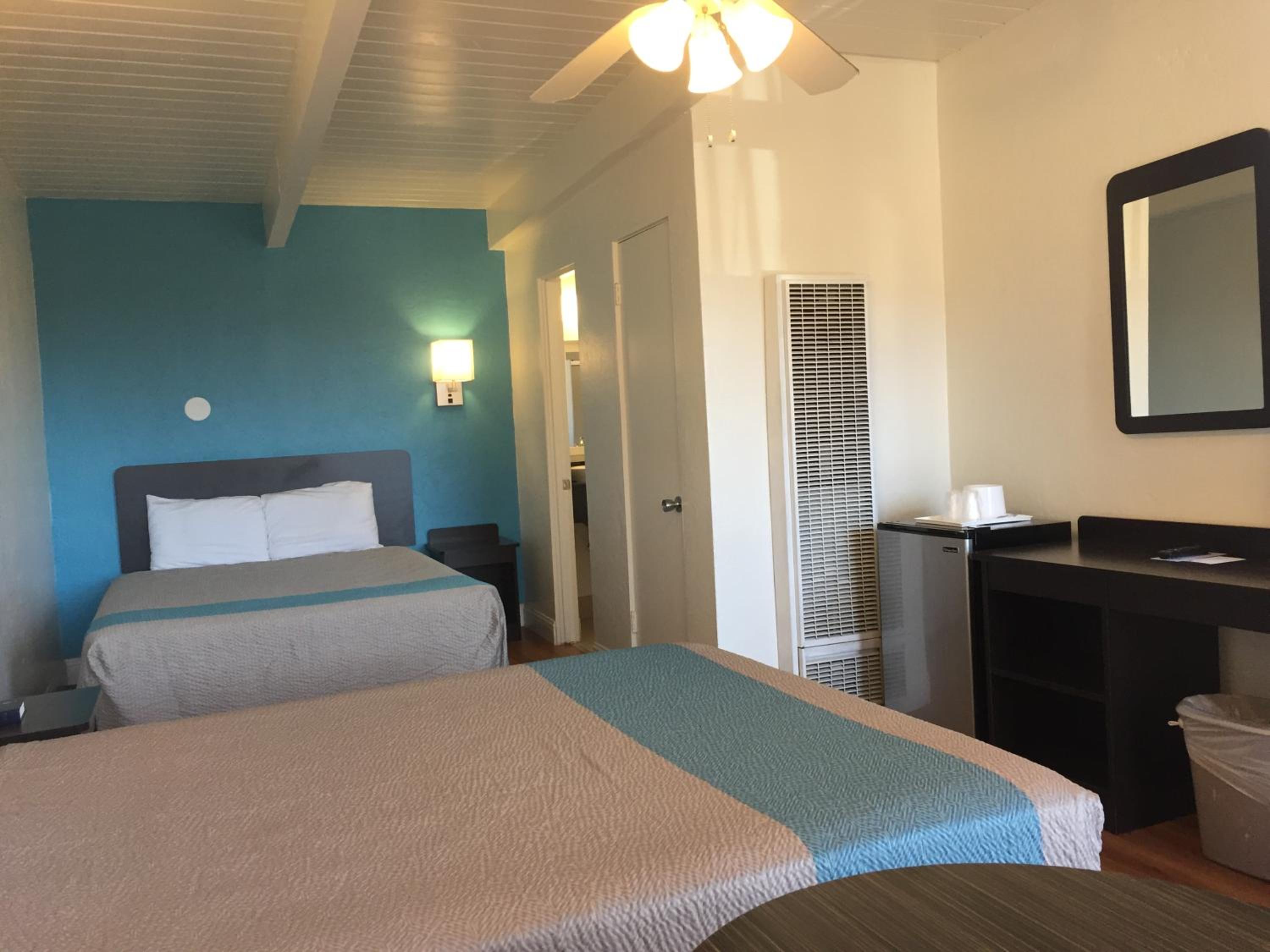 Queen Room with Two Queen Beds - Non-Smoking - Photo 6