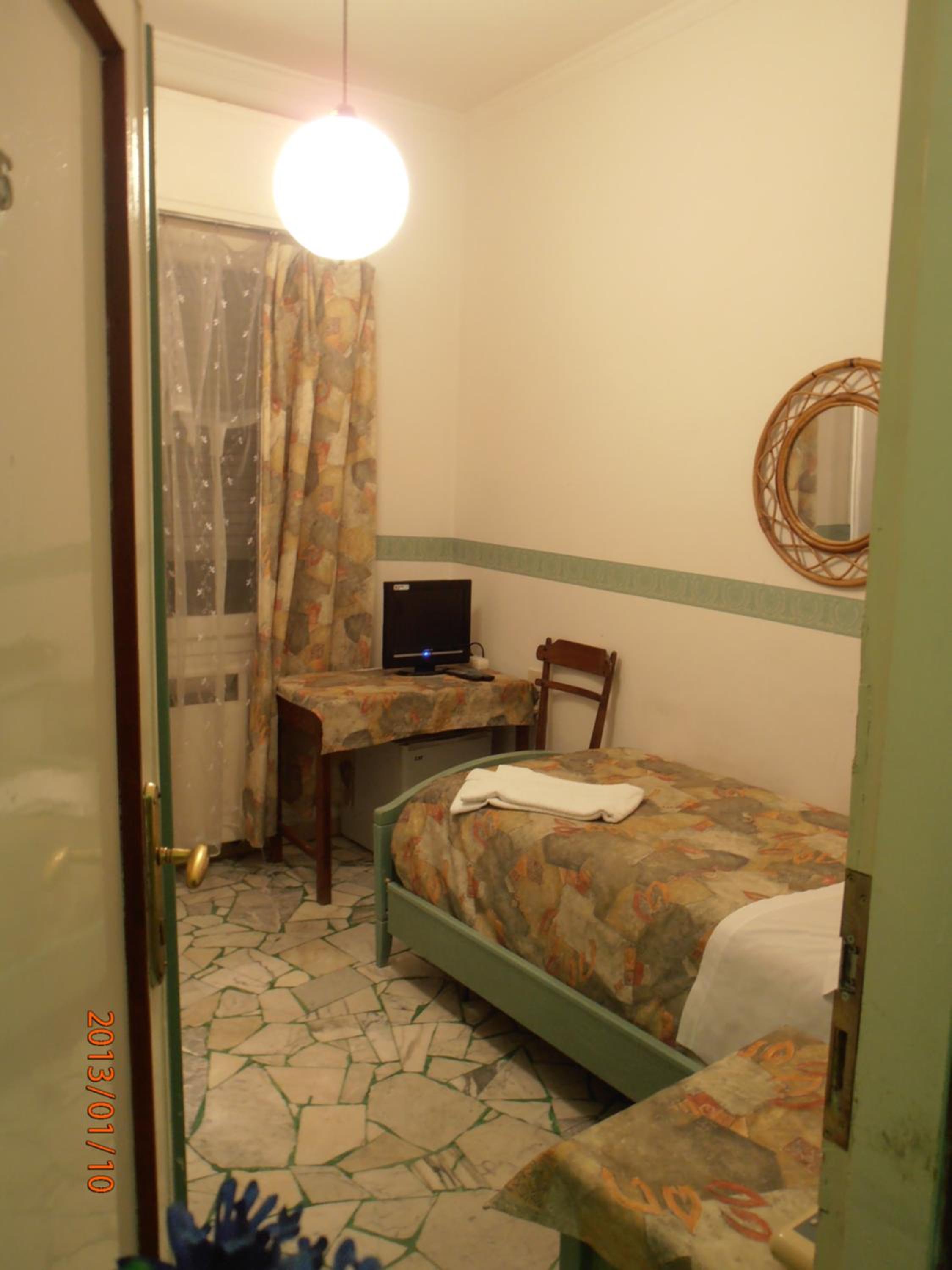 Single Room with Shared Bathroom photo 1