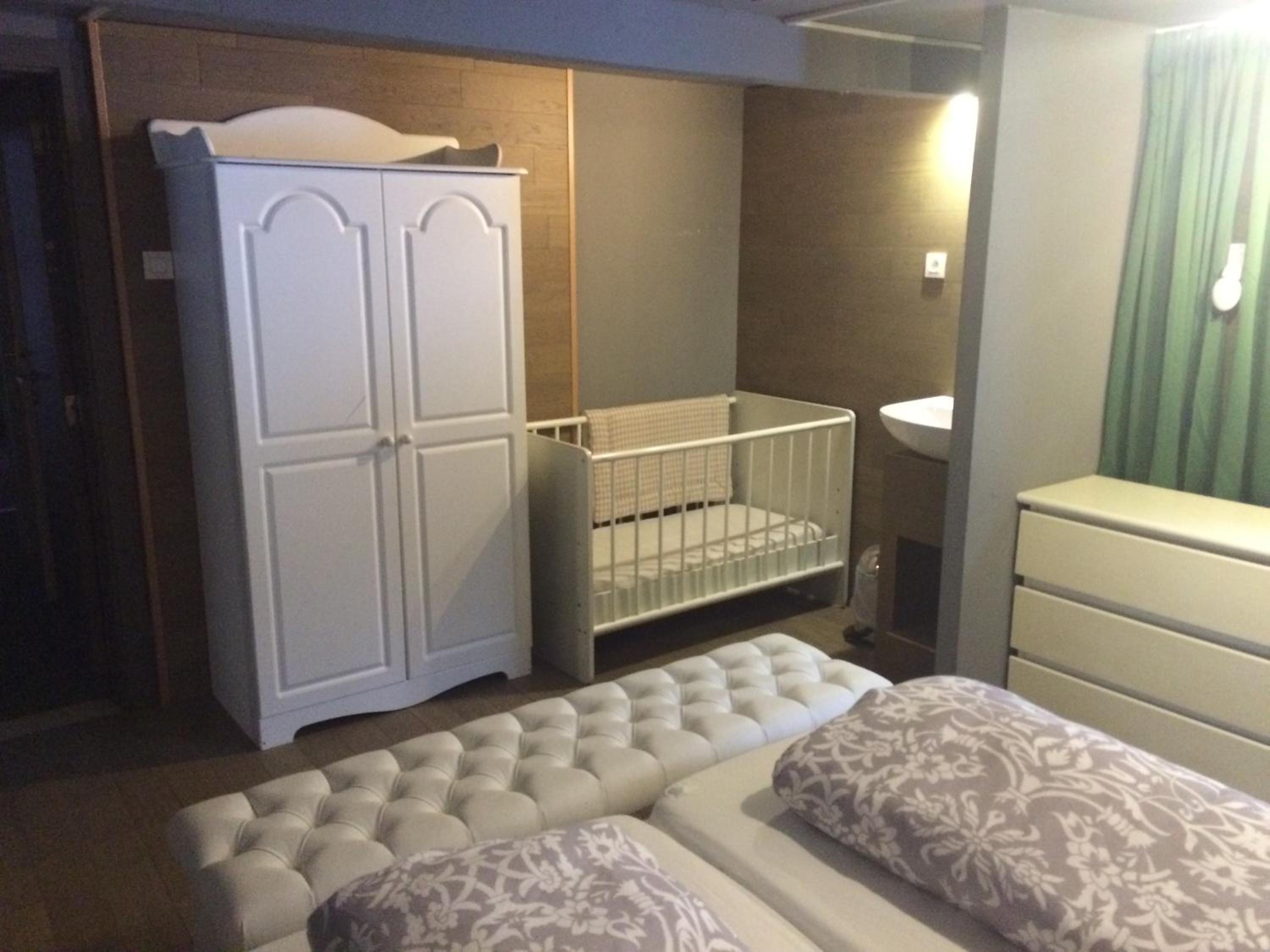 Six-Bedroom House photo 1