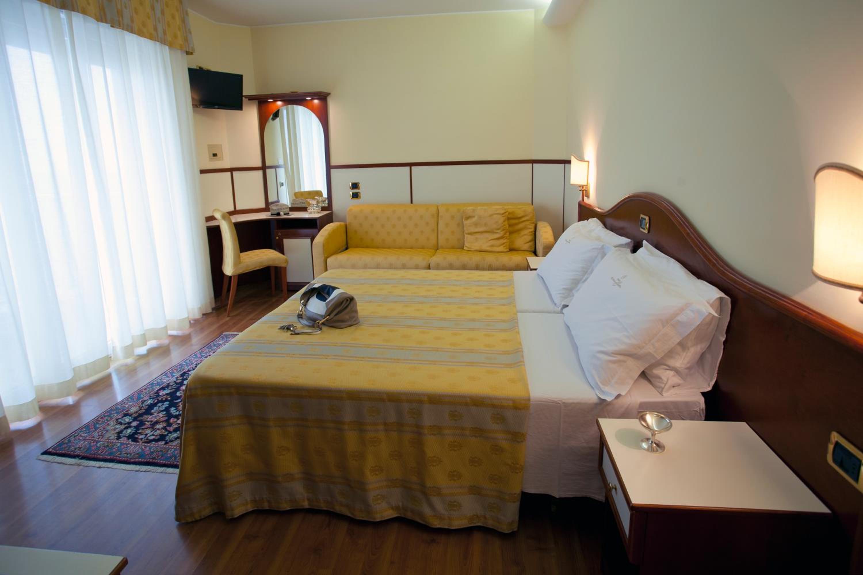 Triple Room with Lateral Sea View  - Photo 2