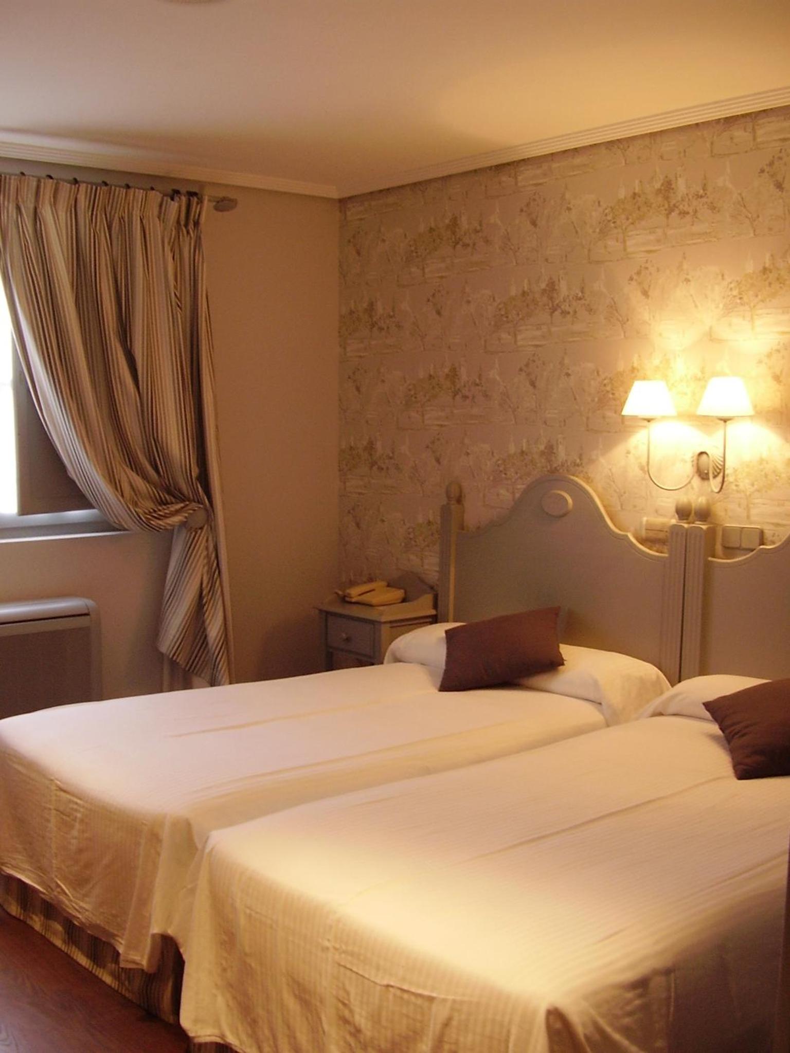 Double or Twin Room - Photo 9