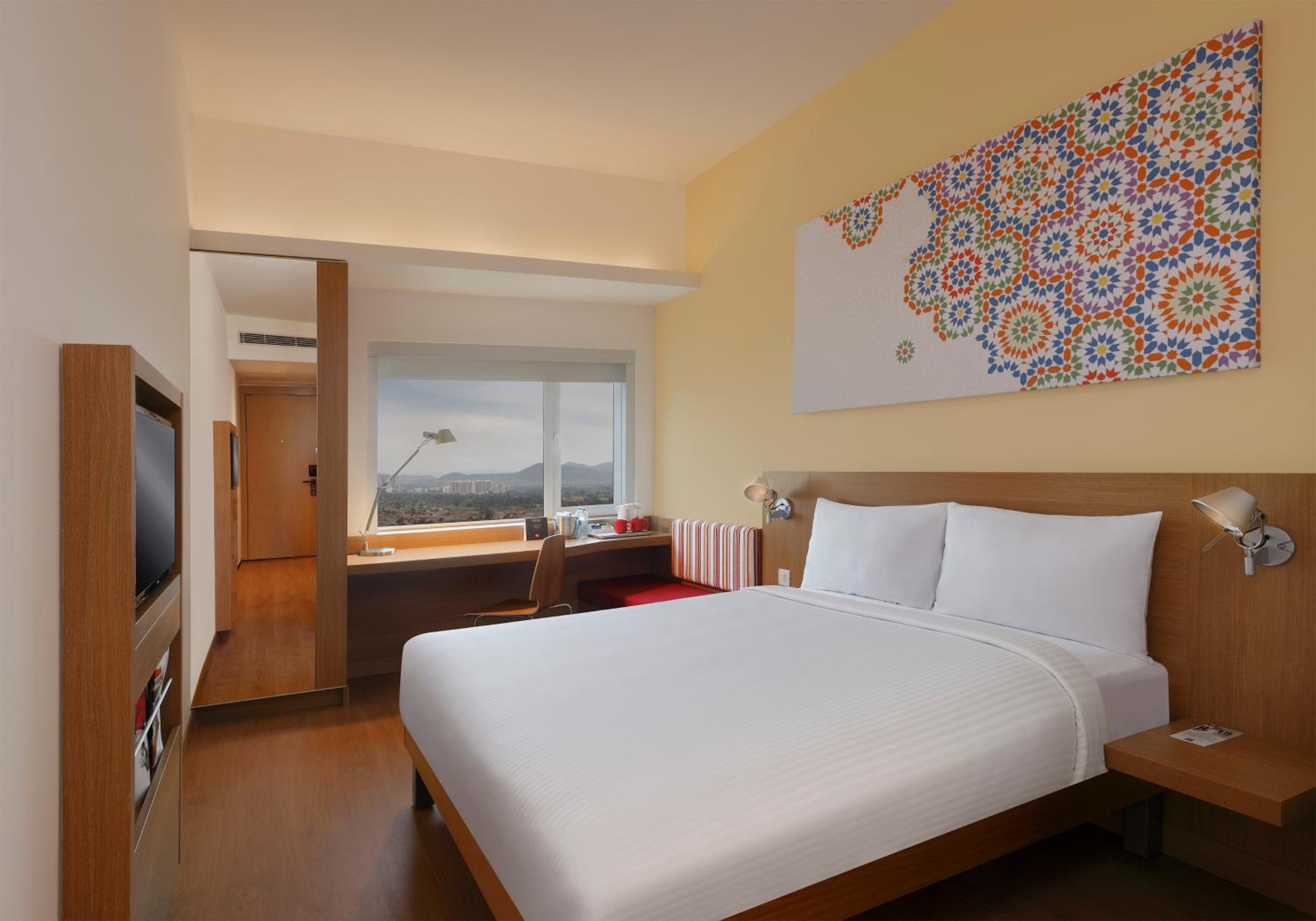 Standard Room with 1 Queen Bed - Photo 3