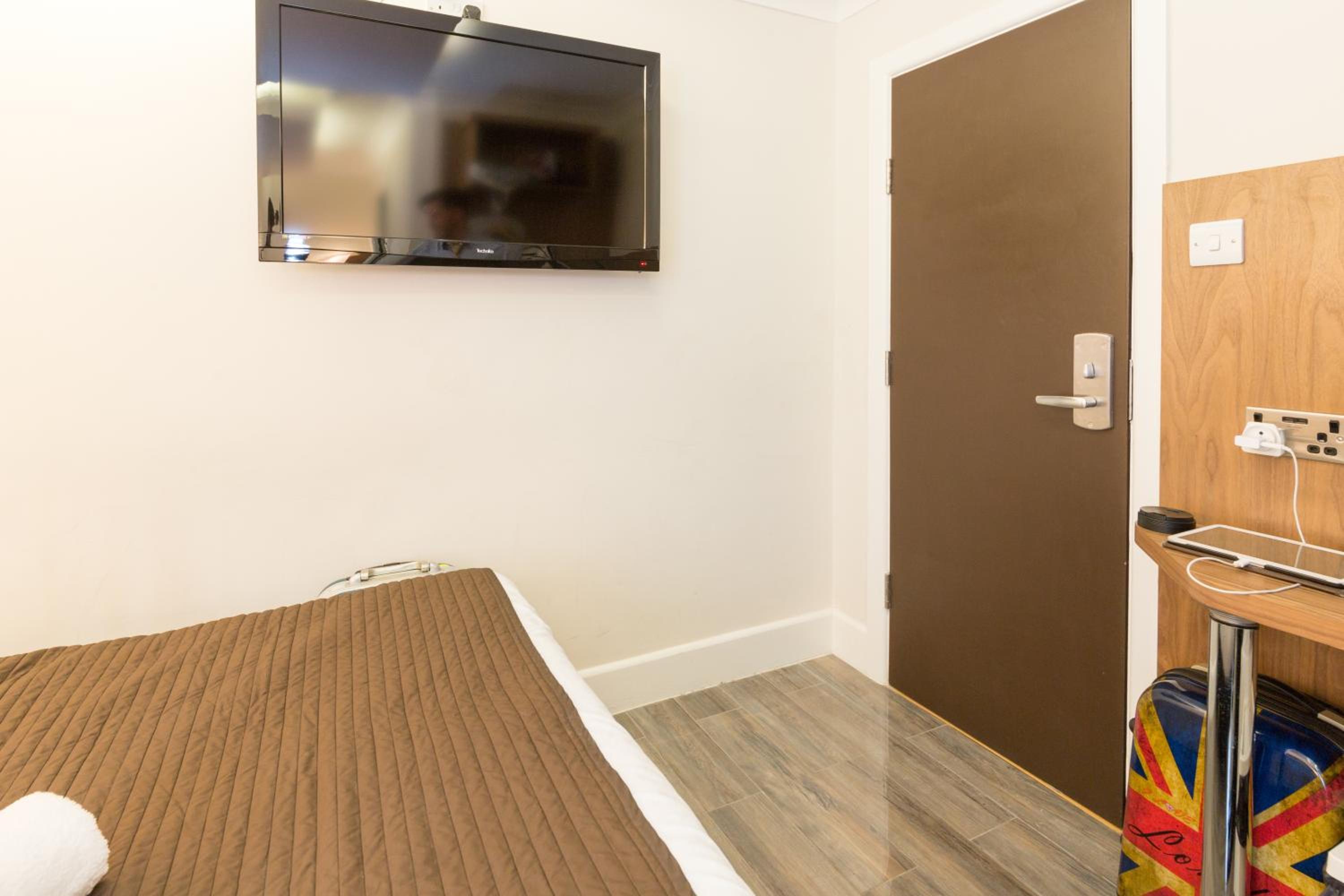 Quadruple Room with Private Bathroom photo 1