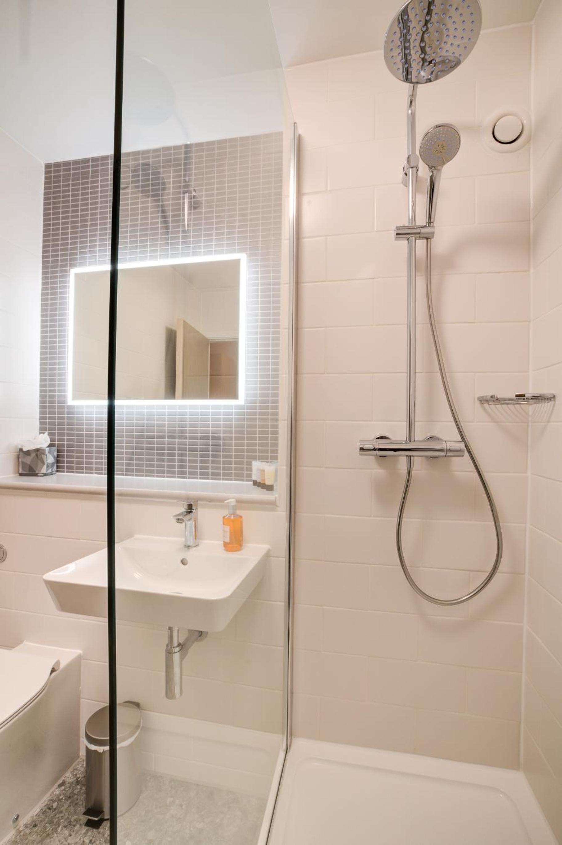 Standard Twin Room - Photo 4