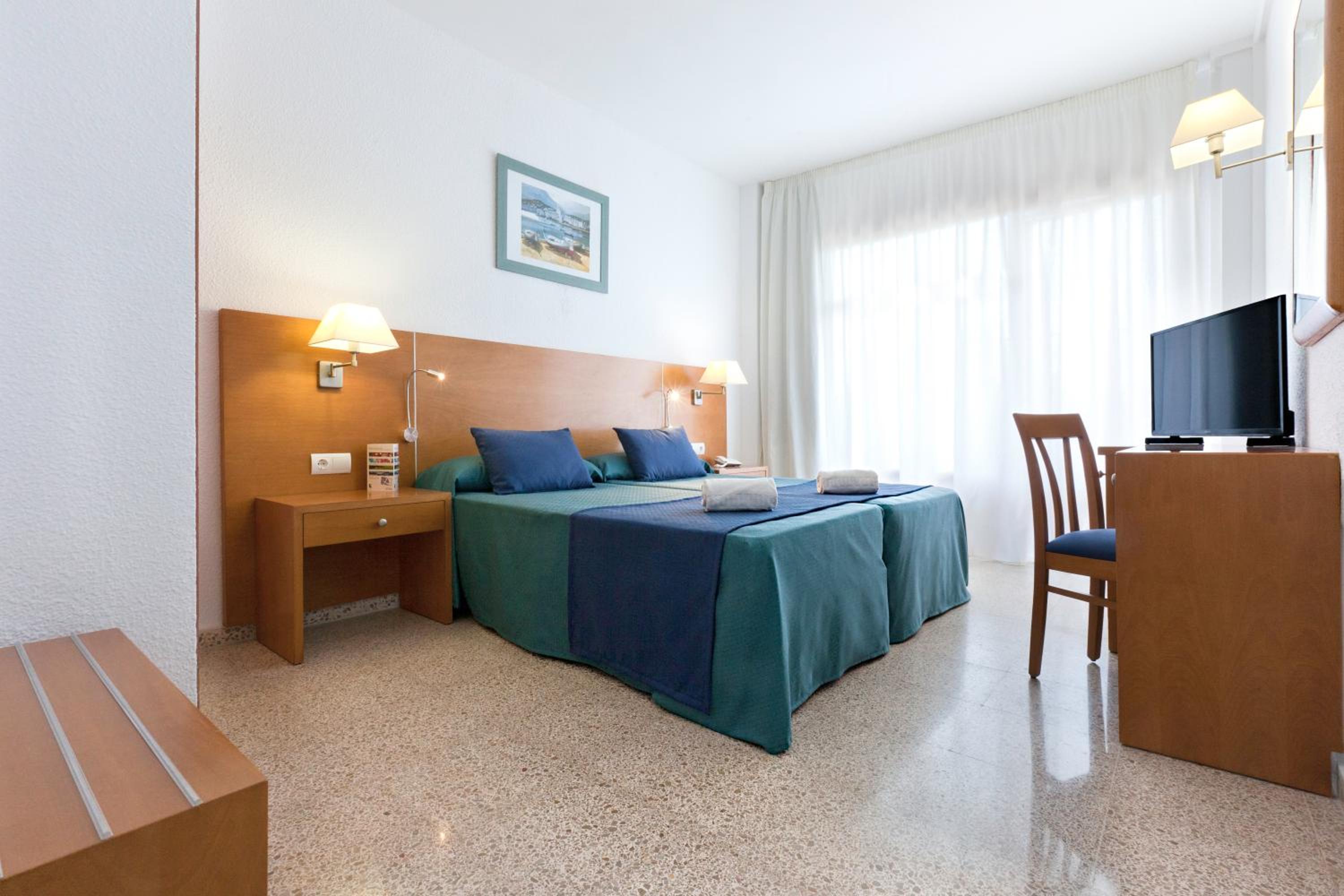 Double Room with Pool View - Photo 8