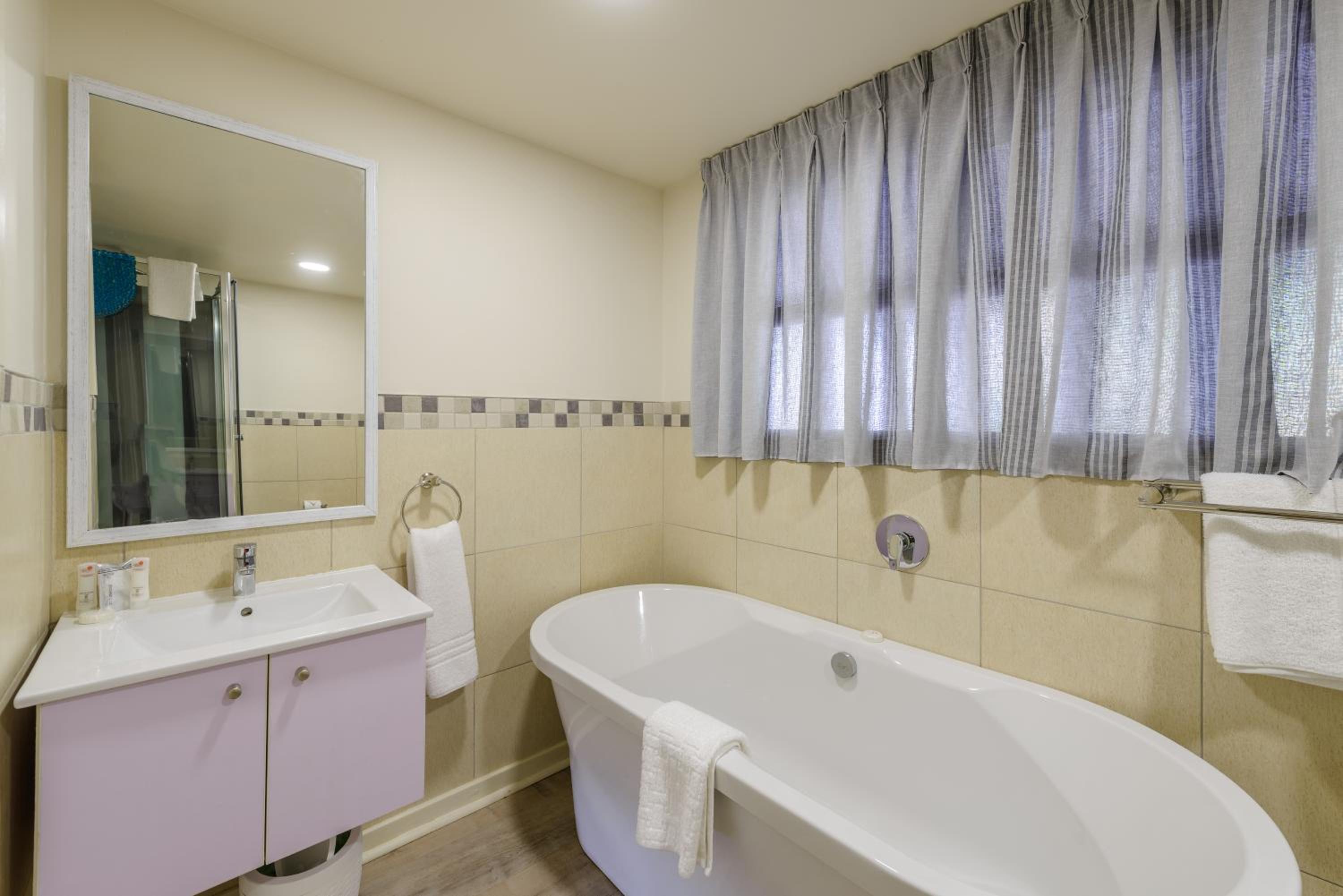 One-Bedroom Apartment with Sea View photo 2
