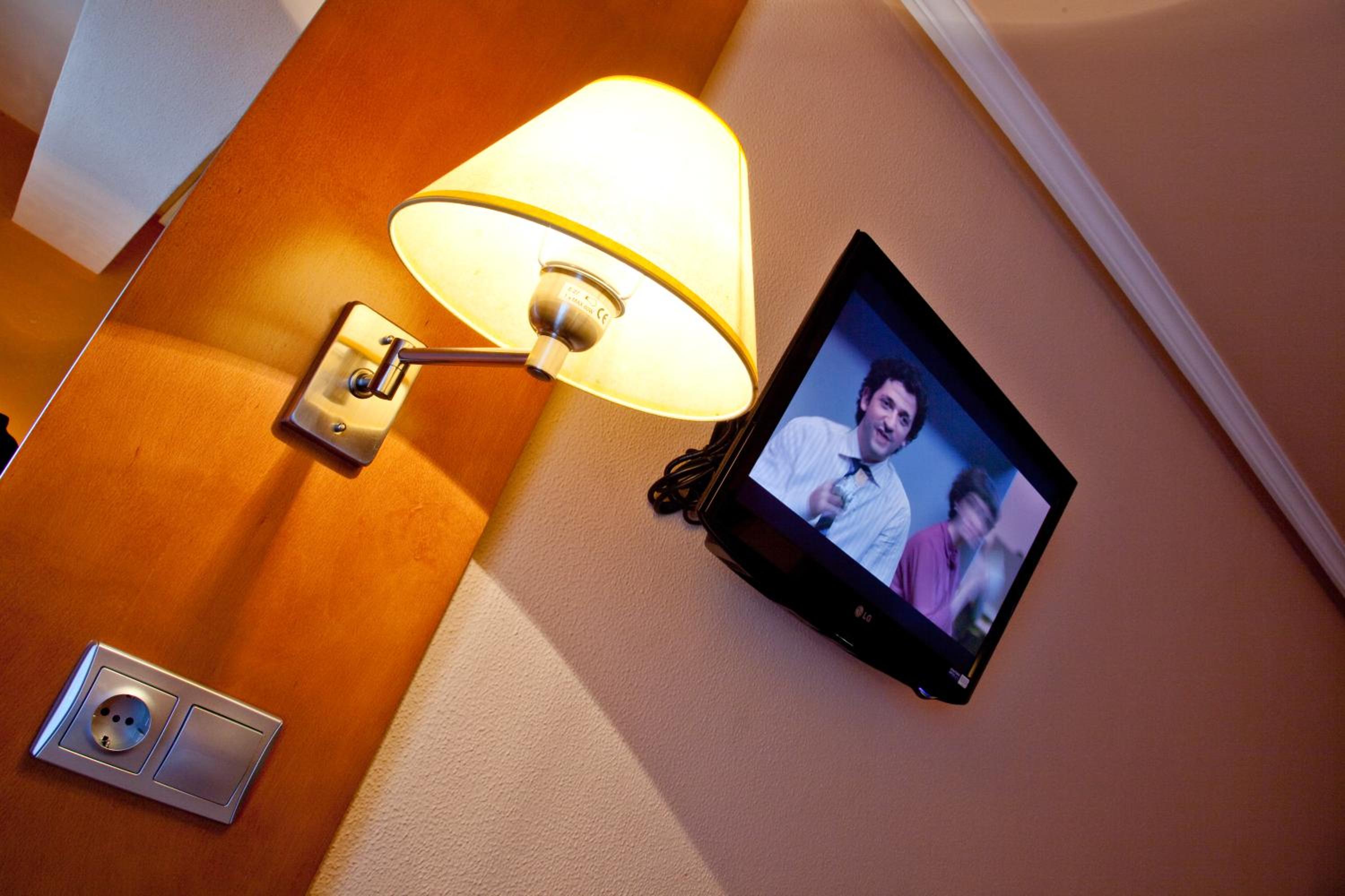 Double or Twin Room - Photo 8
