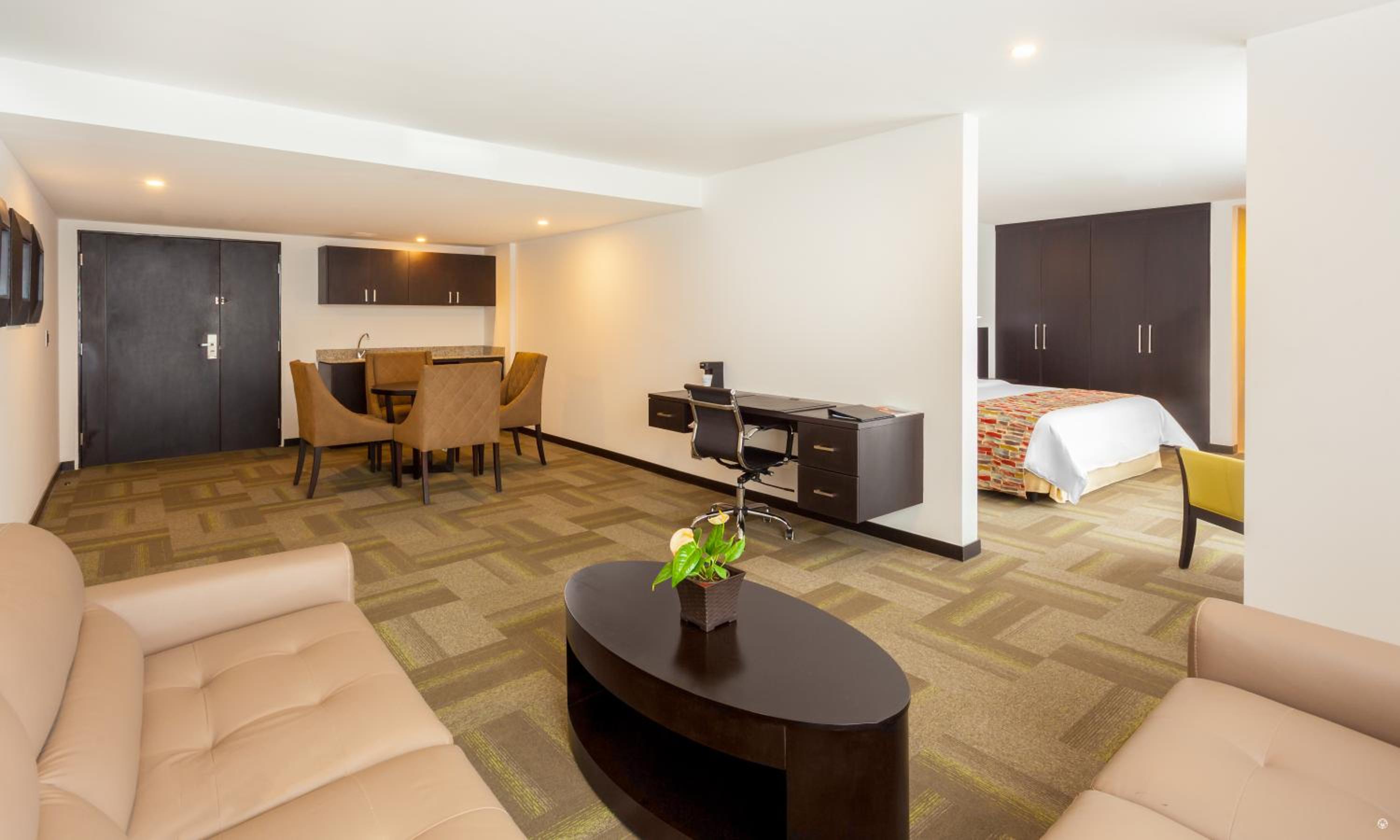 King Suite - Non-Smoking photo 3