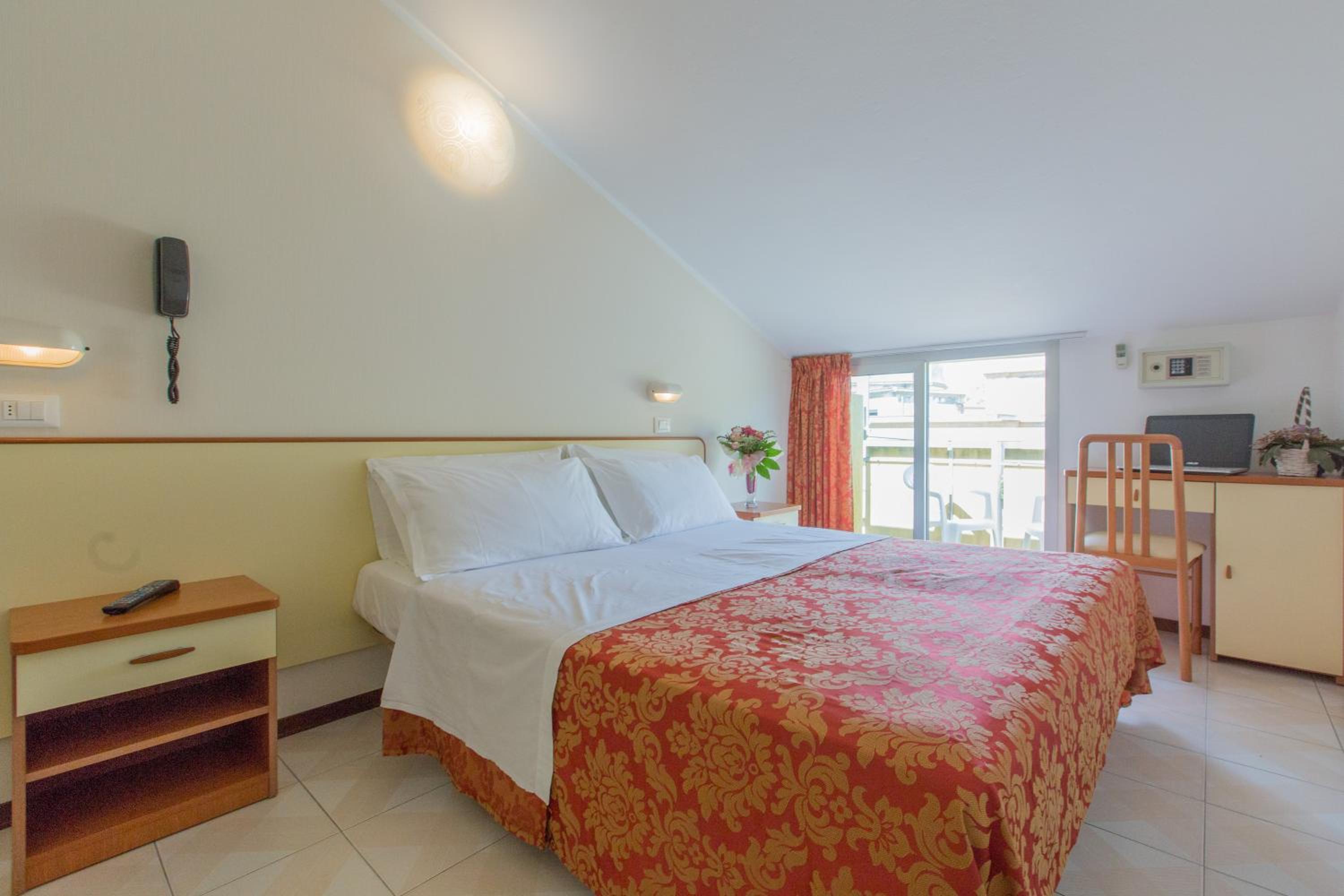 Double Room - Photo 11