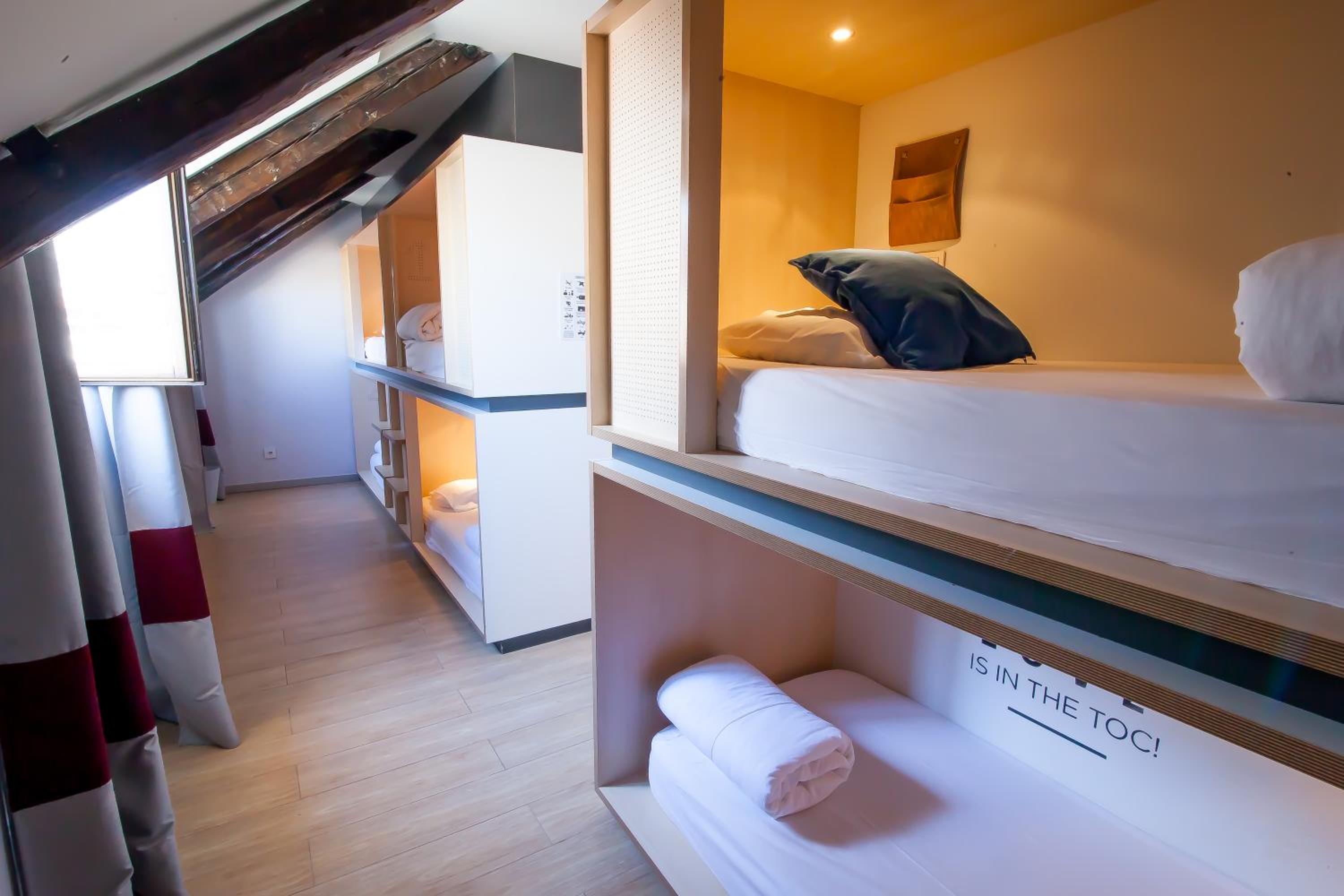 Cama en Dormitorio Mixto de 6 Camas con Baño Compartido