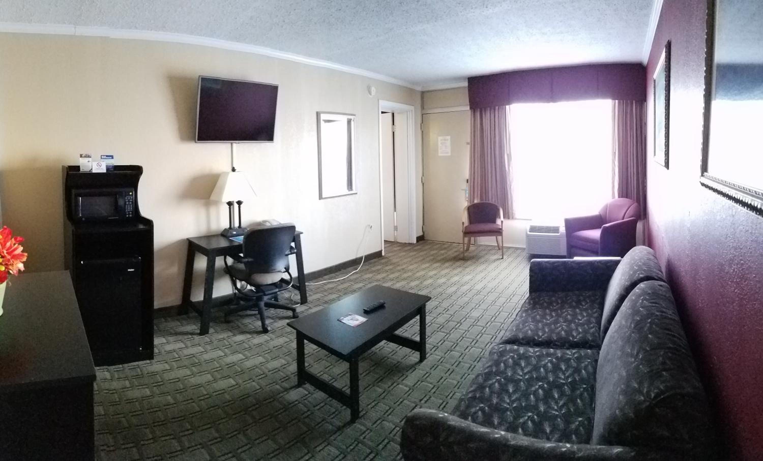 King Suite - Non-Smoking photo 3