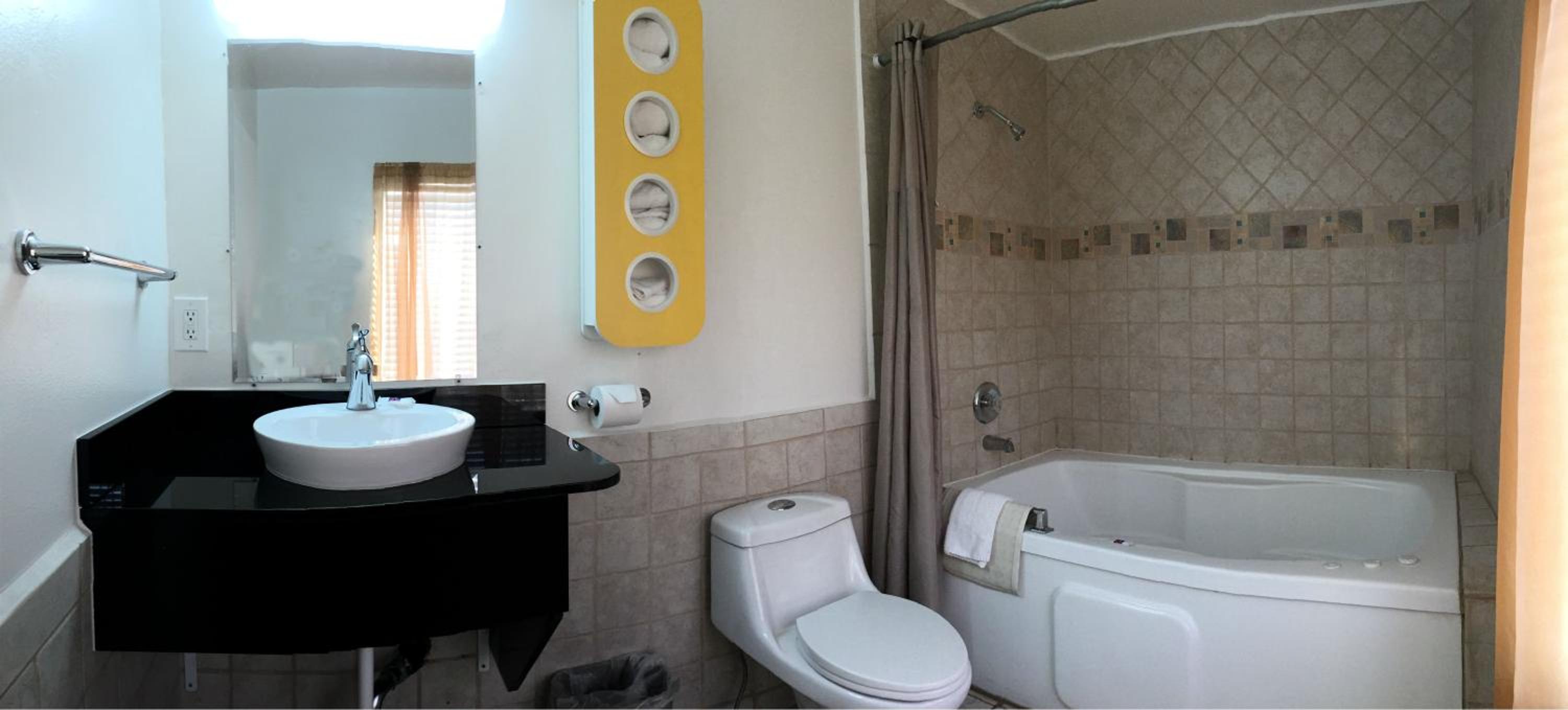Queen Room - Disability Access - Non-Smoking - Photo 5