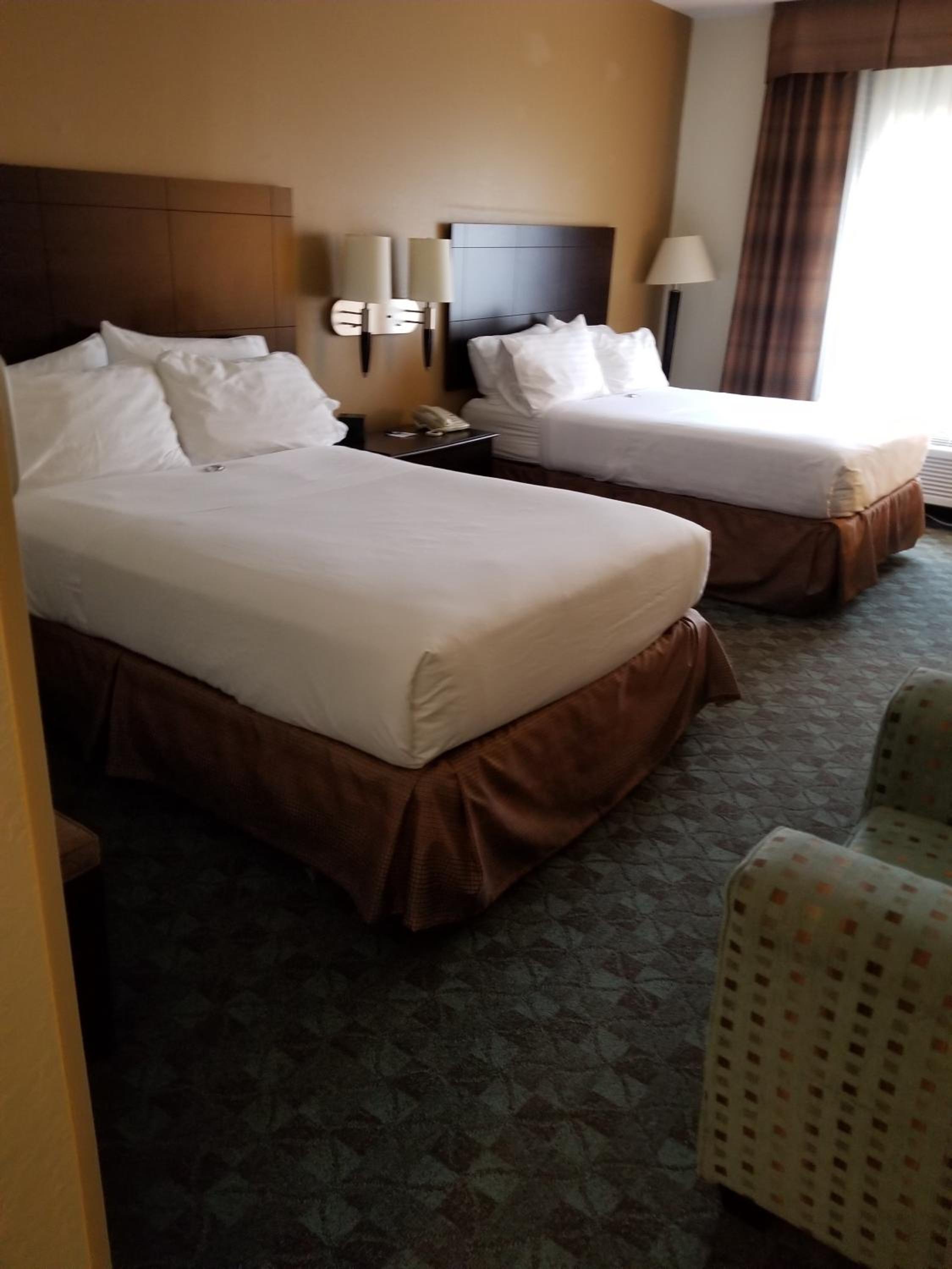 Standard Room with Two Queen Beds - Photo 4