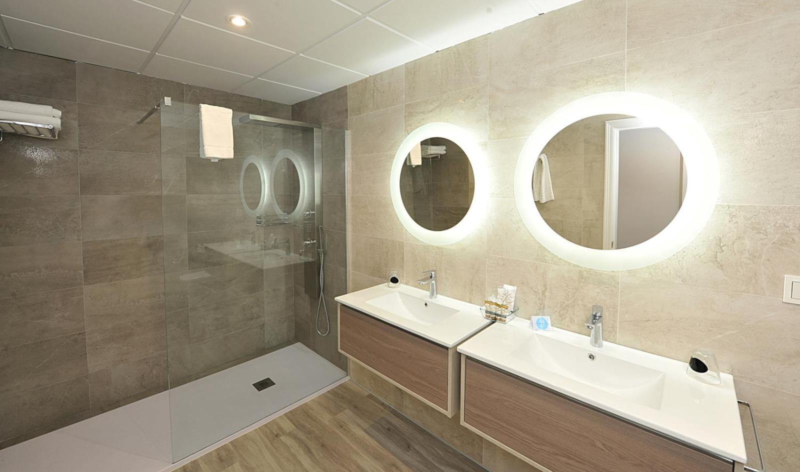 Junior Suite with Balcony - Non-Smoking - Photo 8
