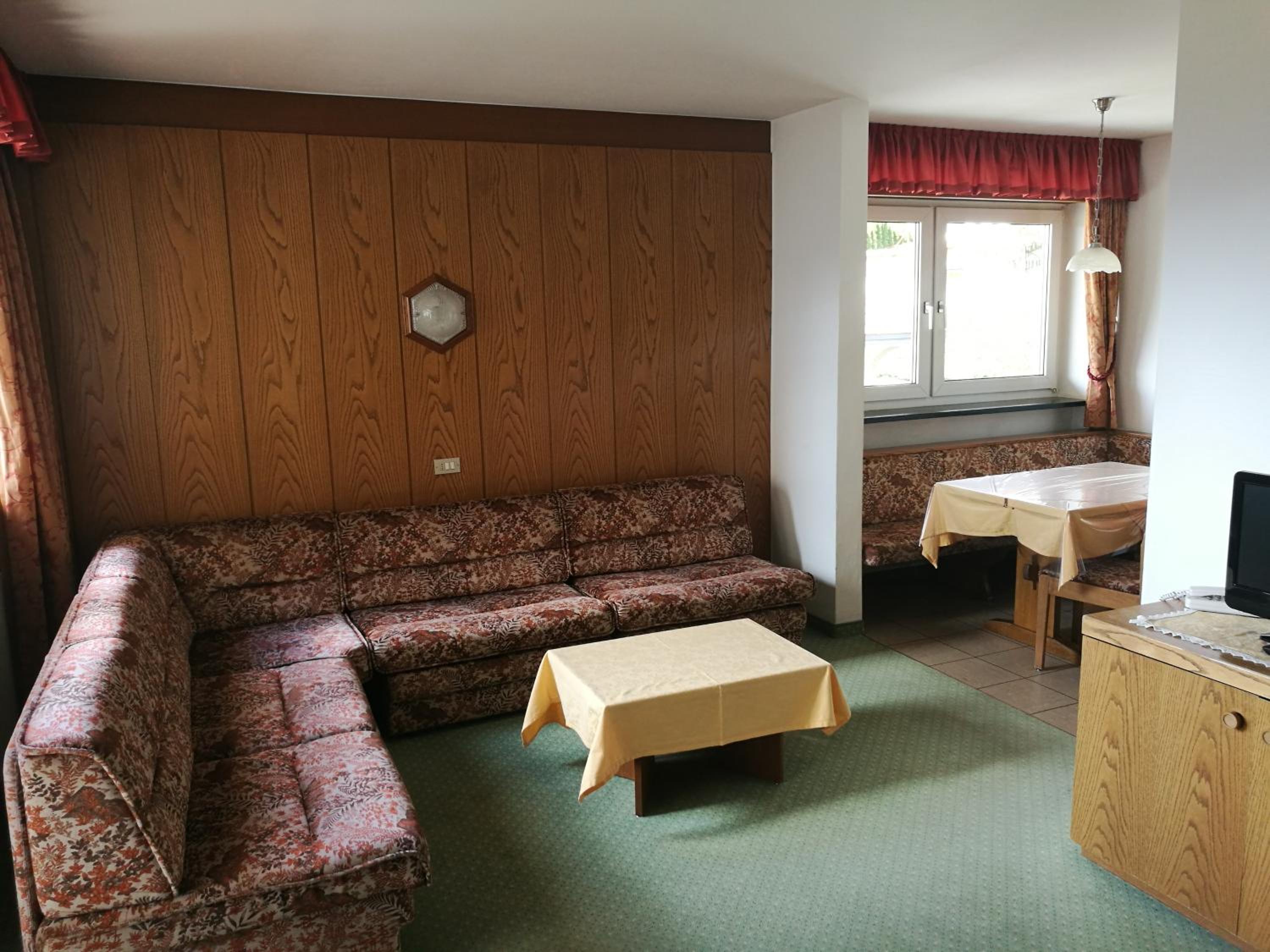 Apartment with Balcony - Photo 2