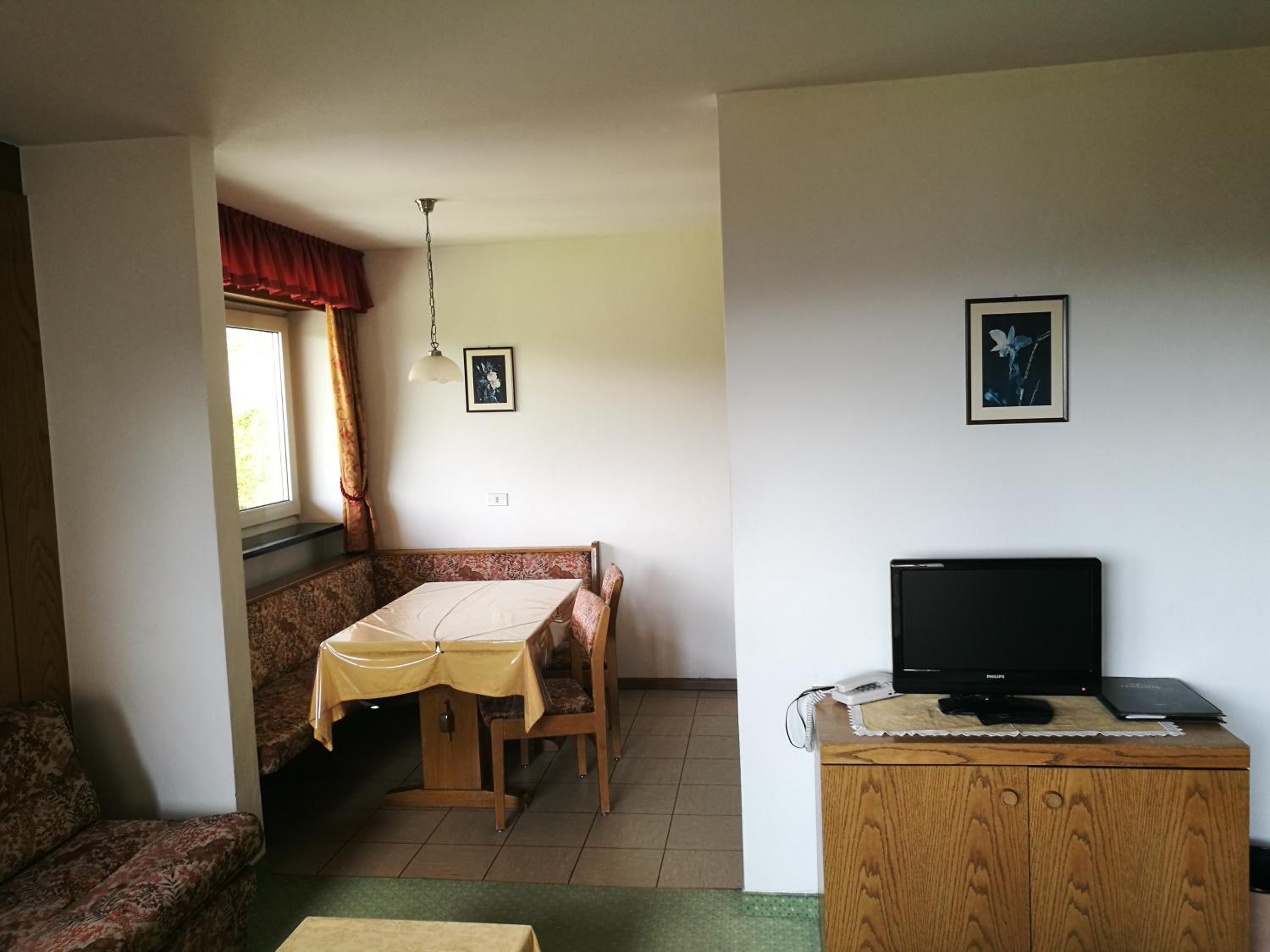 Apartment with Balcony - Photo 3