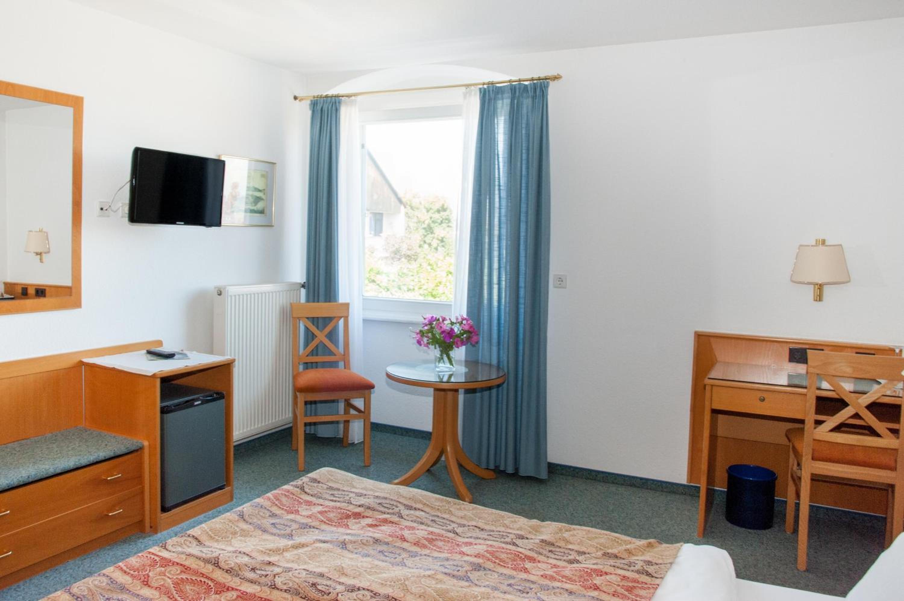 Double Room with Lake View - Photo 10