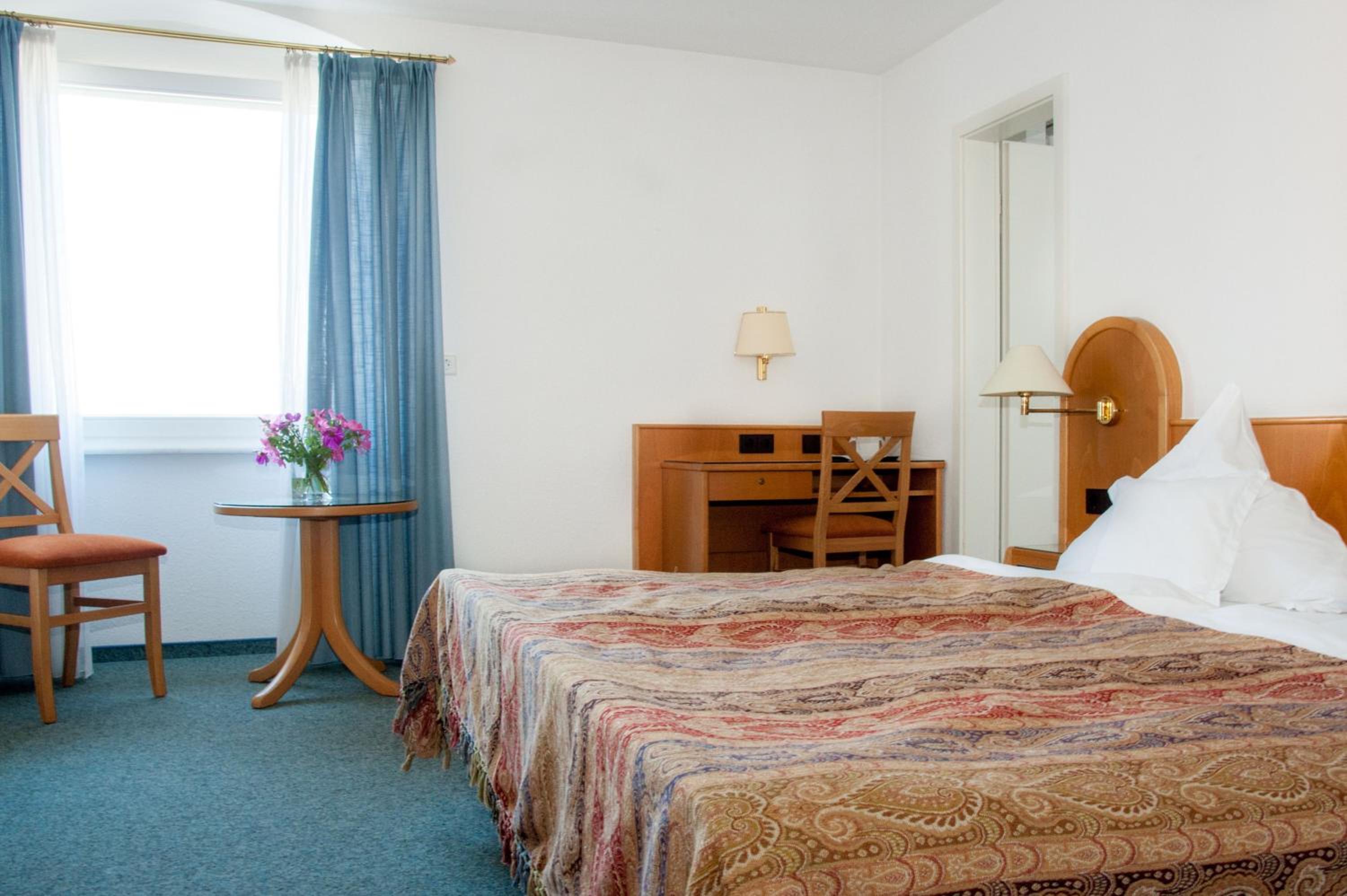 Double Room with Lake View - Photo 2