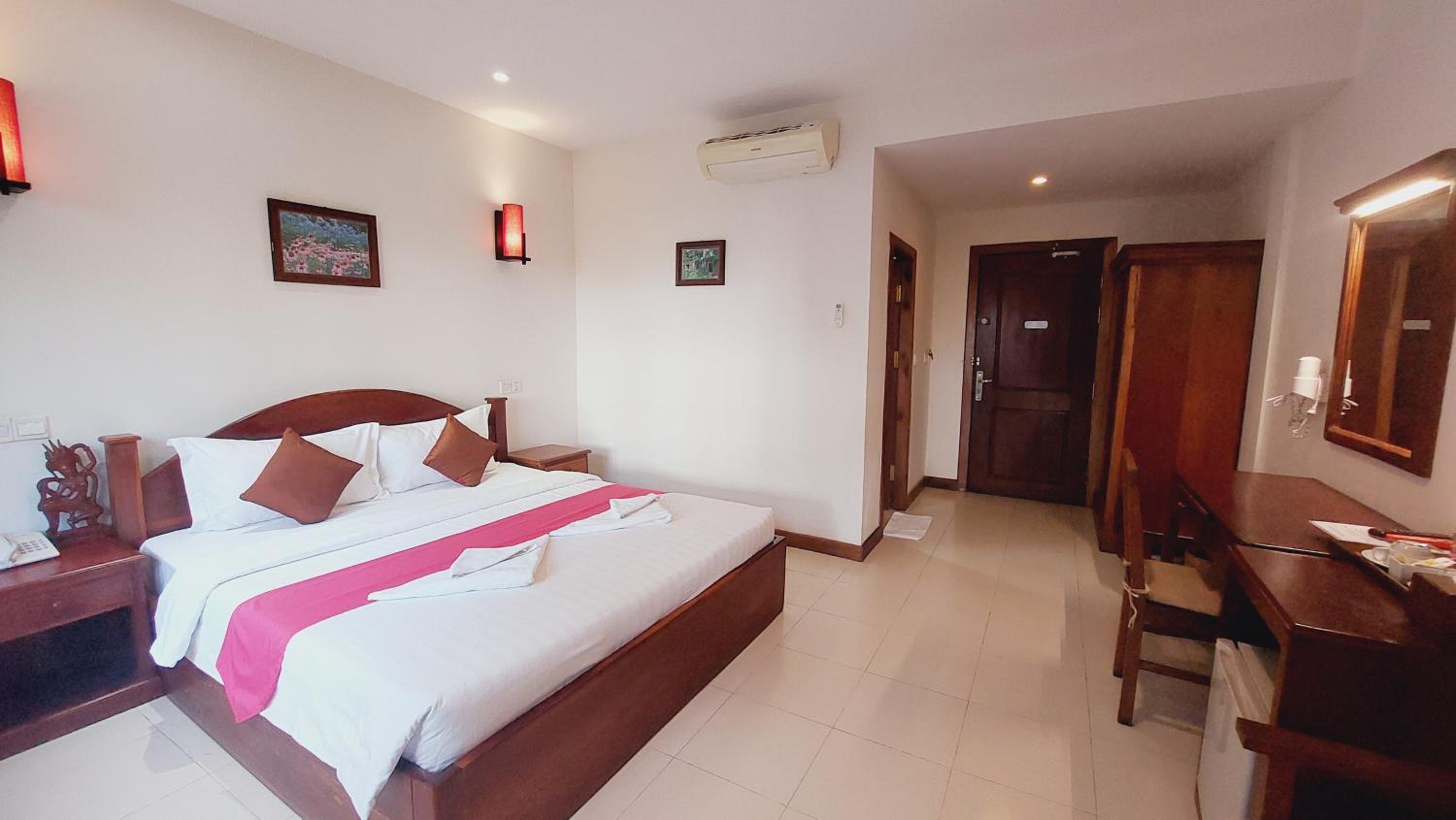 King Room with Balcony photo 2