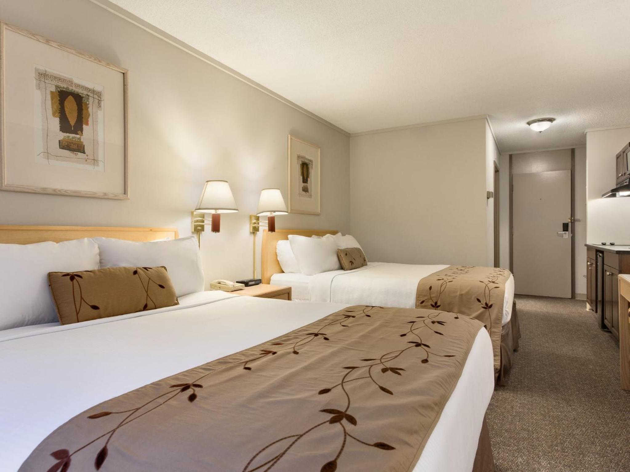 Queen Room with Two Queen Beds - Non-Smoking - Photo 2