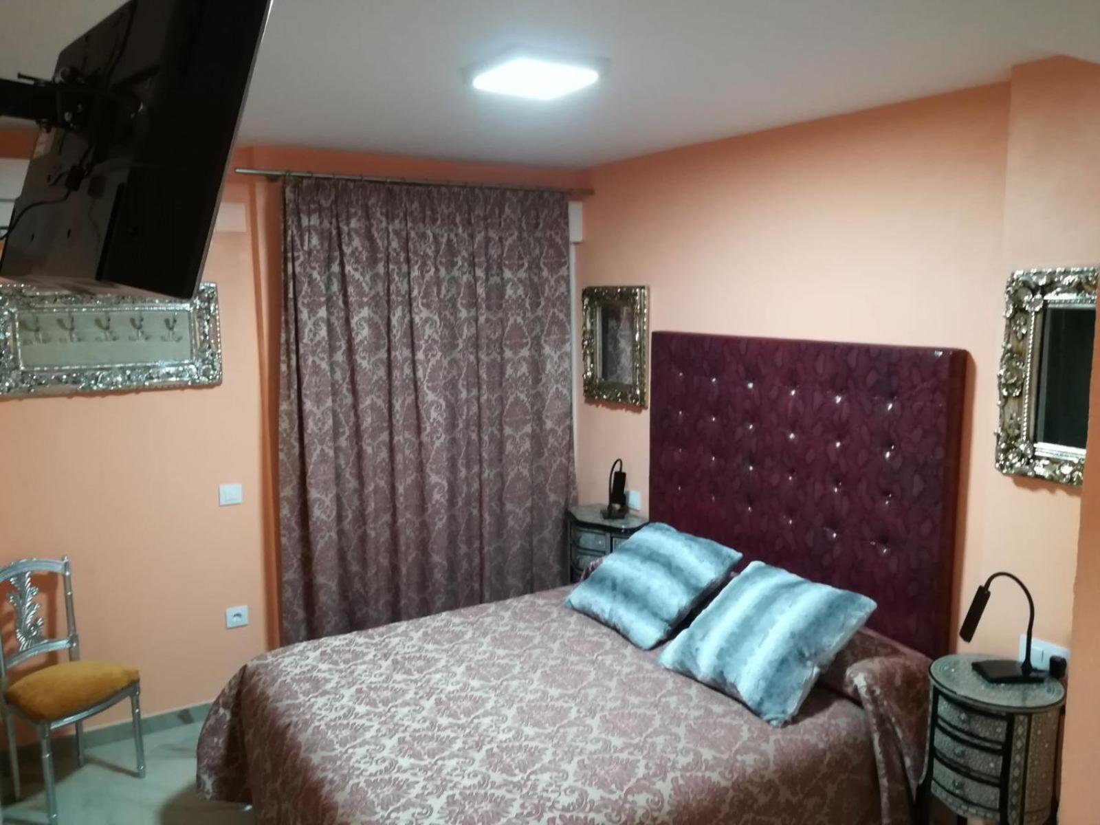Deluxe Double Room with Balcony - Photo 5