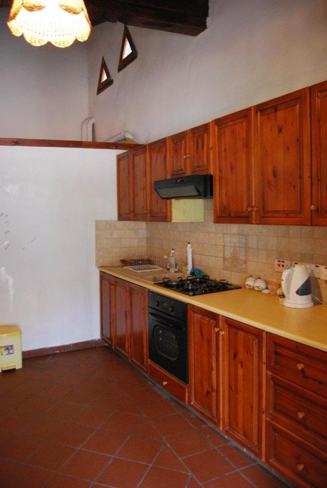 One-Bedroom Apartment with 	Fireplace  photo 2