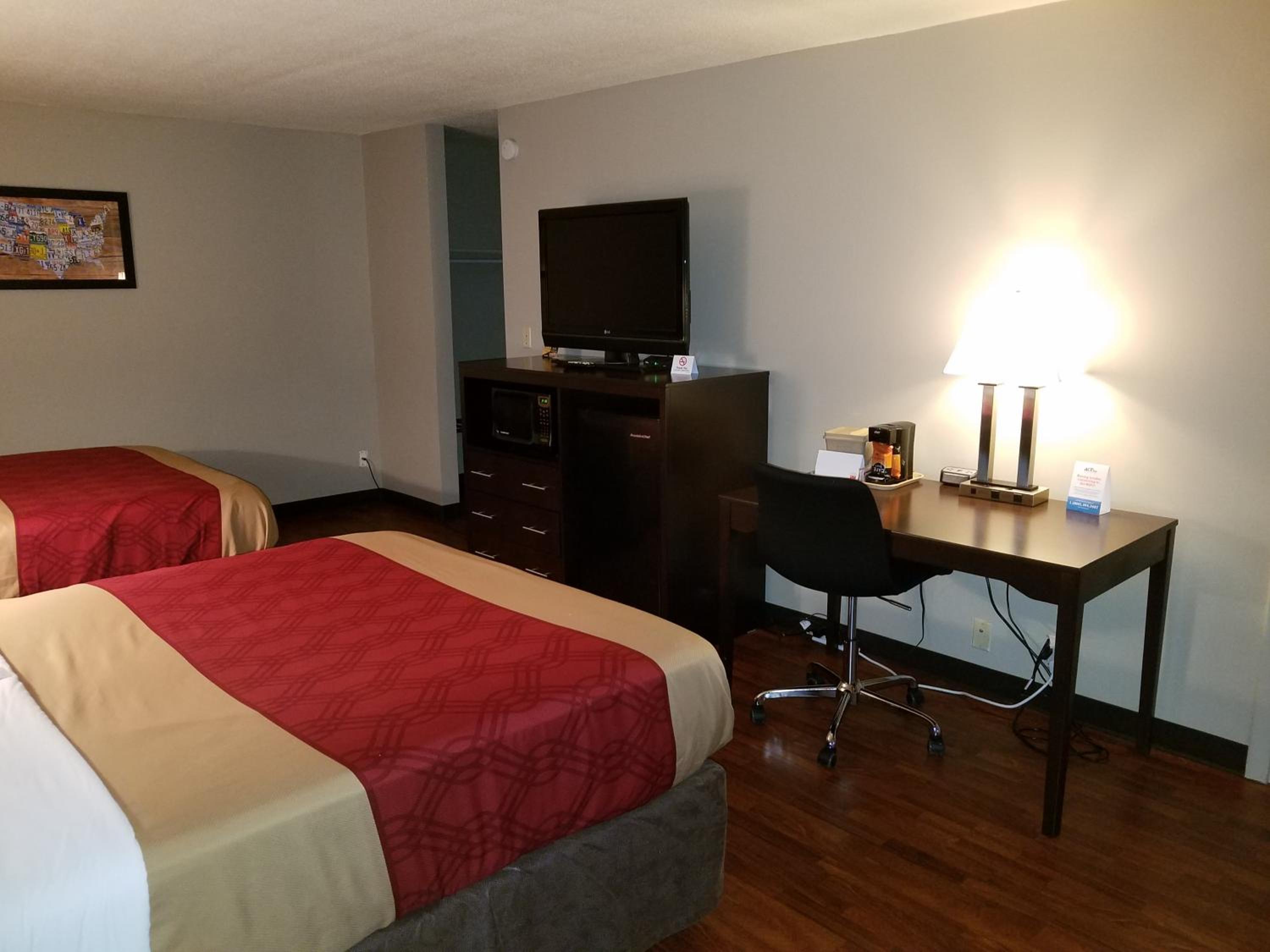 Queen Room with Two Queen Beds - Non-Smoking - Photo 2