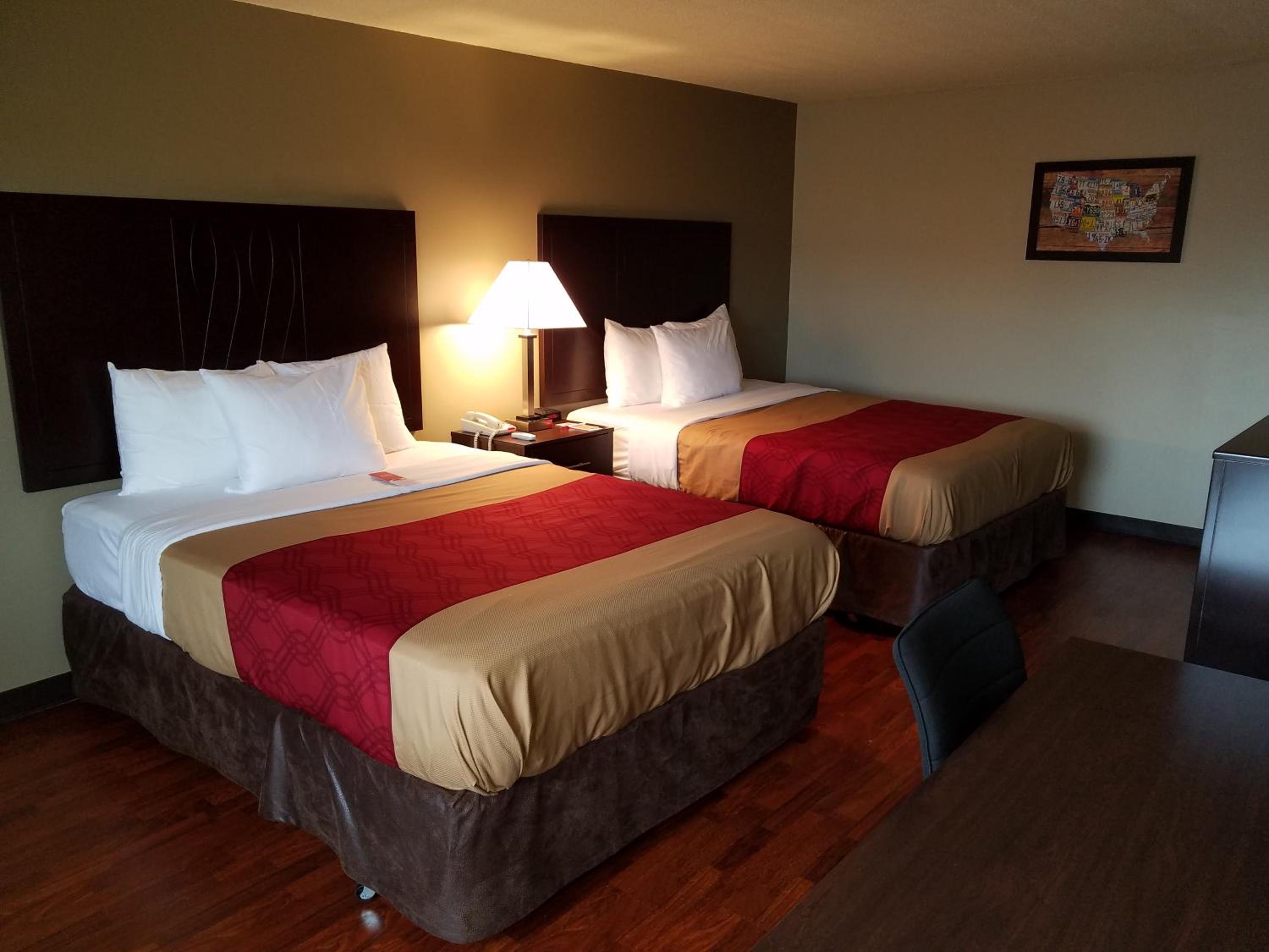 Queen Room with Two Queen Beds - Non-Smoking - Photo 7