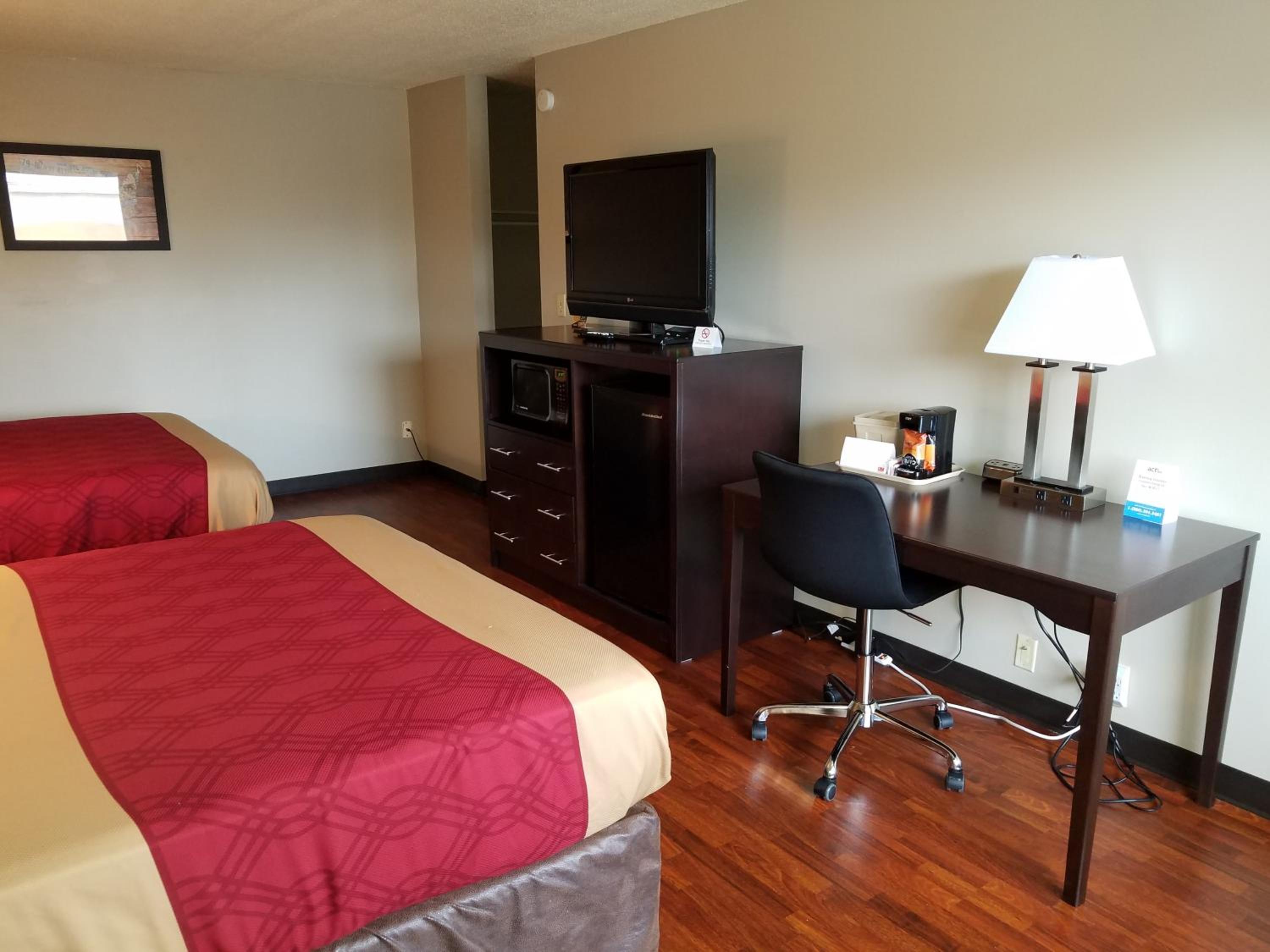Queen Room with Two Queen Beds - Non-Smoking - Photo 8