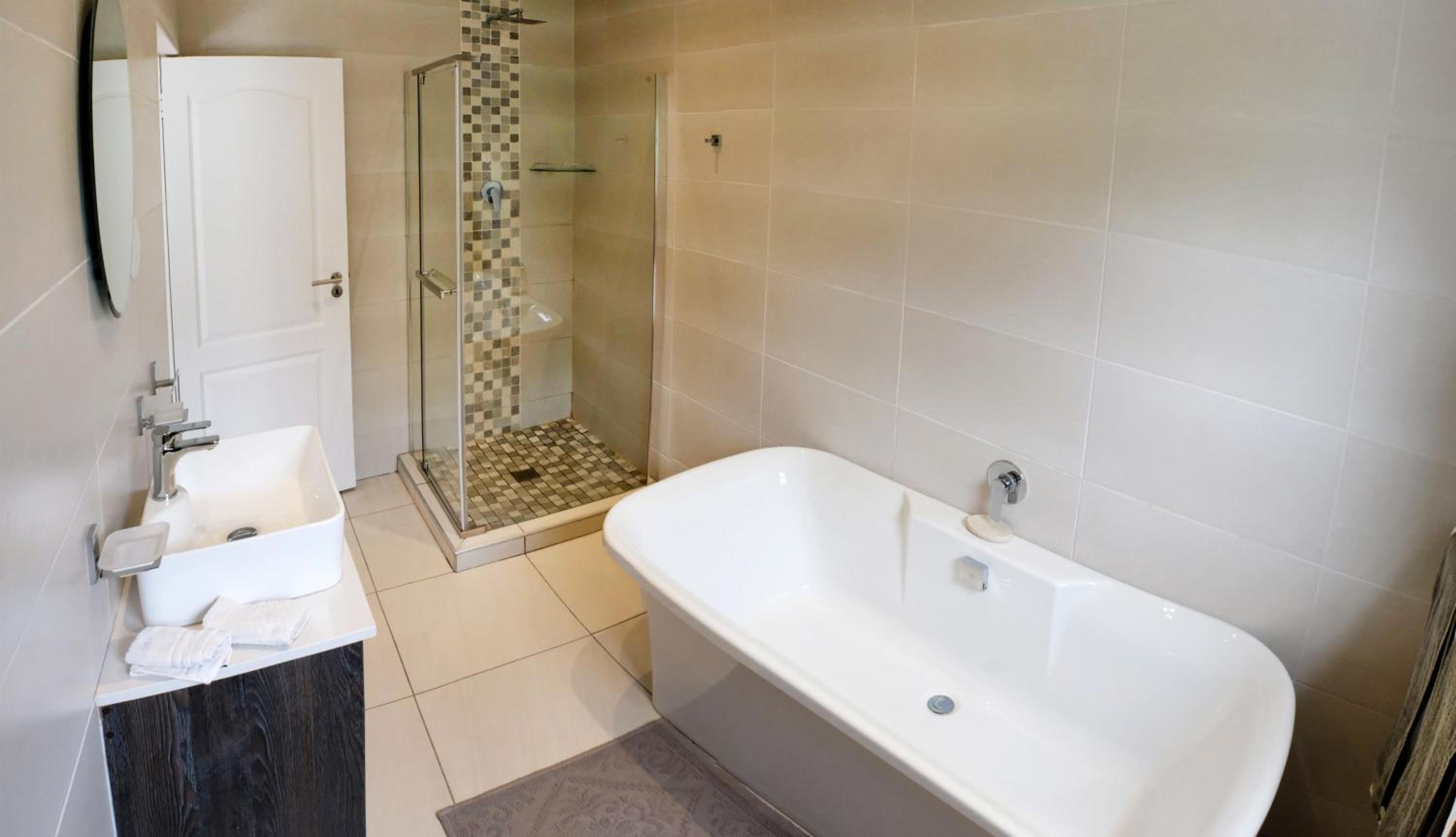 Deluxe King Room - Photo 7