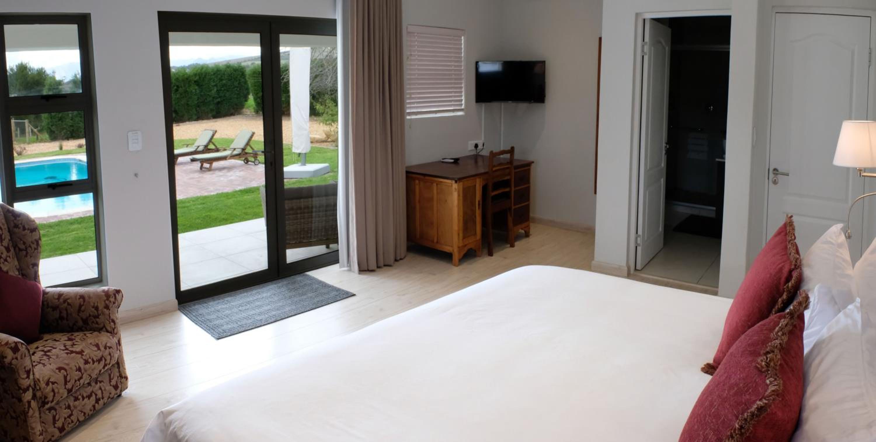 King Room with Pool View - Photo 6